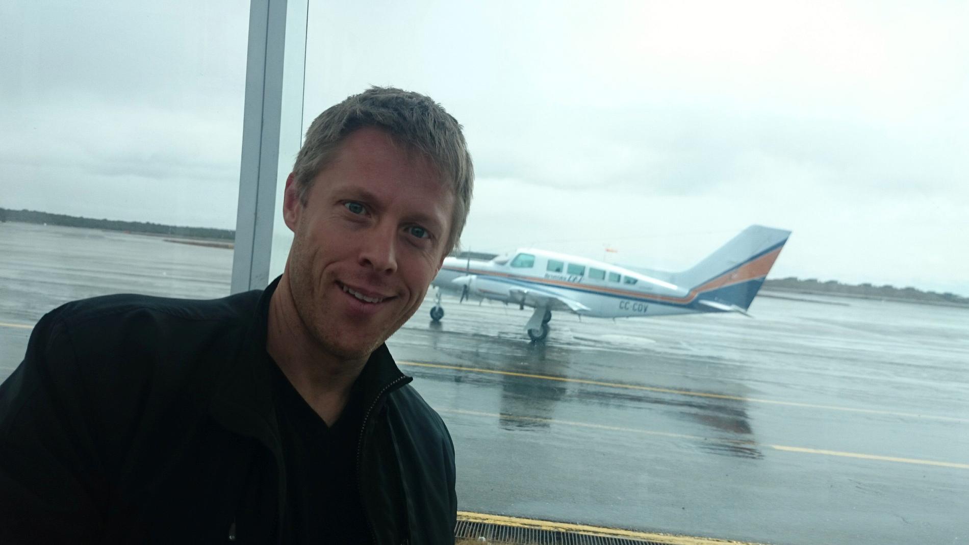 Gunnar lägger alla sina pengar på resor. Han skriver just nu boken ”Ingenstans” om världens 20 minst besökta länder. Här är han på en flygplats i Chile.  