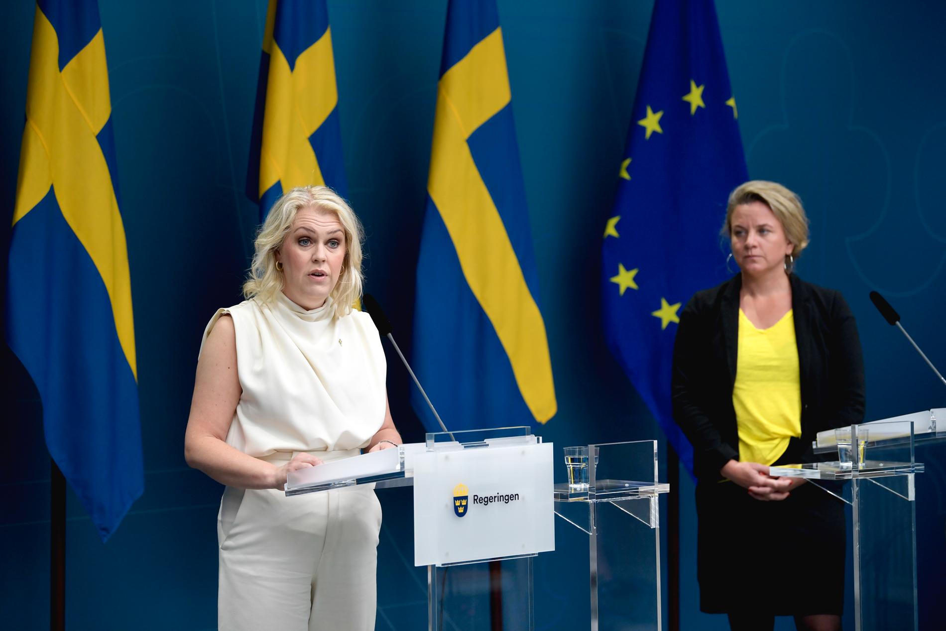 Socialminister Lena Hallengren (S) och Johanna Sandwall, krisberedskapschef på Socialstyrelsen, håller en pressbriefing med anledning av covid-19 i Rosenbad.
