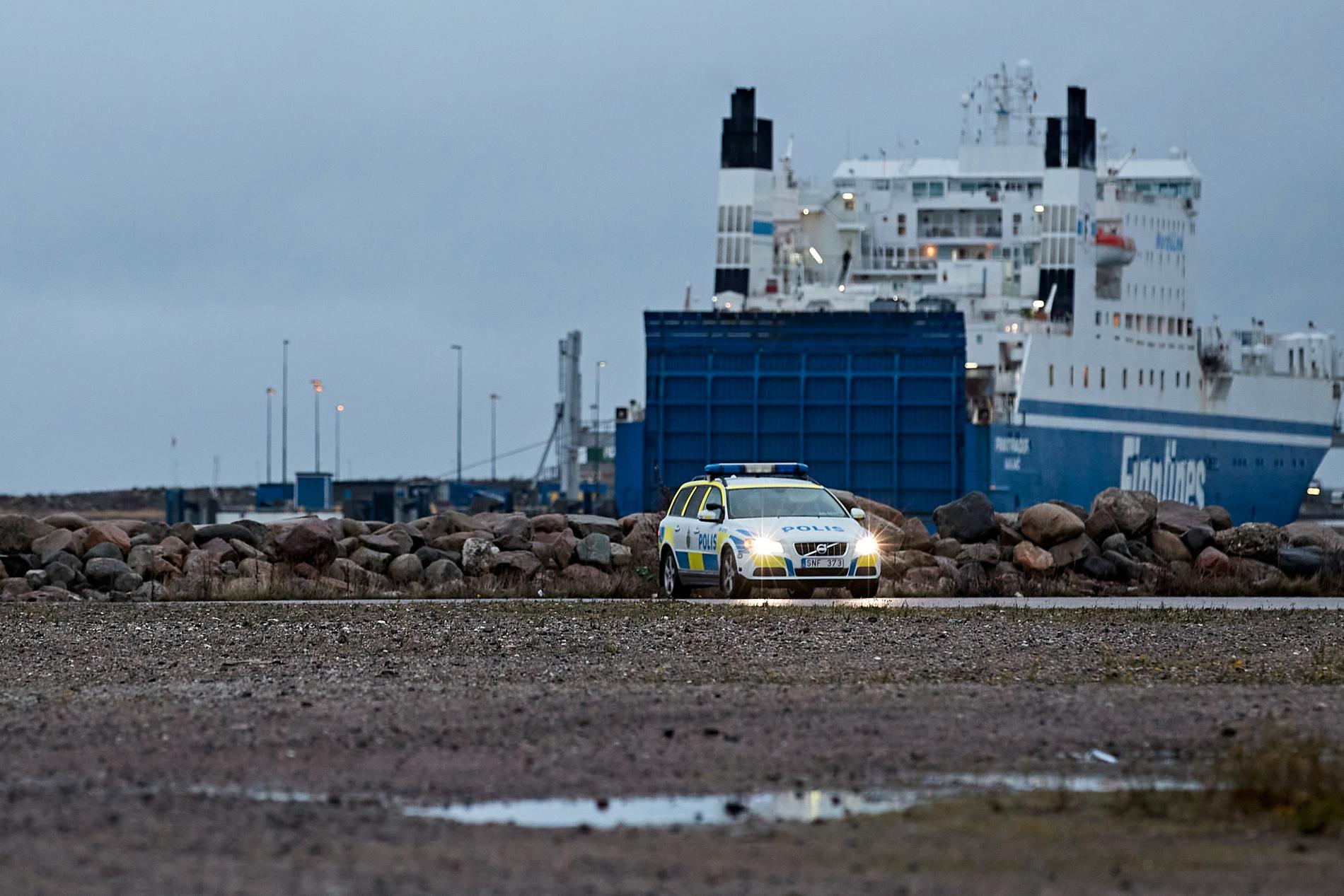 Polisen och Försvarsmakten har genomfört dykningar i Västra Hamnen.
