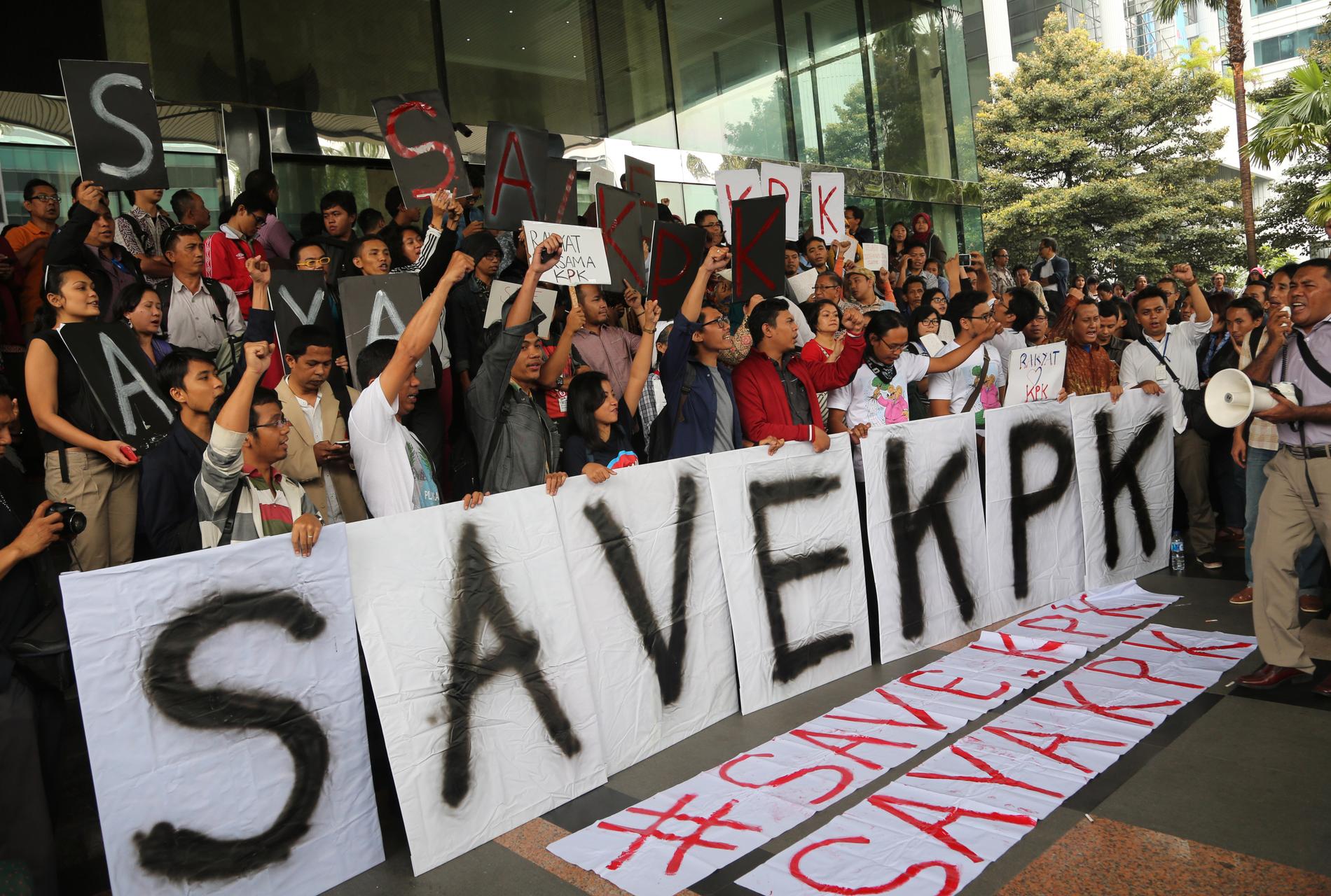 Anhängare till den indonesiska antikorruptionsmyndigheten KPK under en demonstration i Jakarta 2015 mot ett gripande av en av dess chefer. Arkivbild.