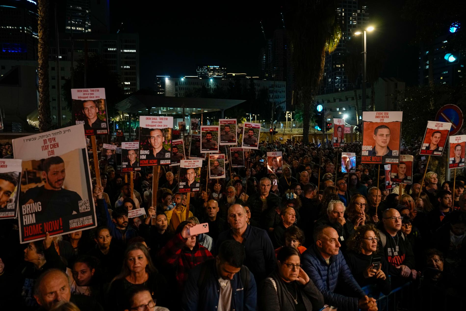 Protester i Tel Aviv under lördagskvällen. 