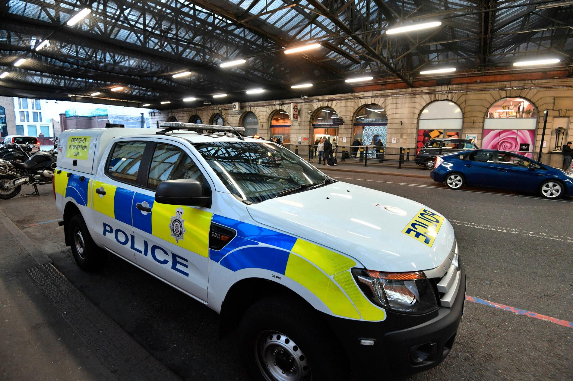 Polisen utanför stationen Waterloo i centrala London. 