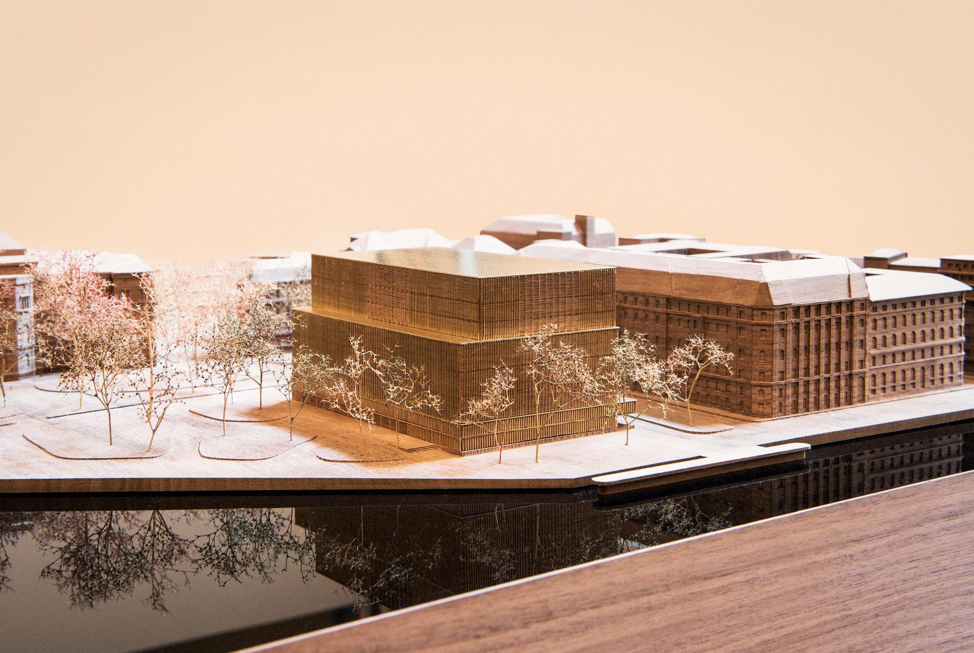 En arkitekturmodell av Nobelcenter på Blasieholmen i Stockholm, såsom förslaget såg ut i juni 2016. Nobelcenter i förgrunden.
