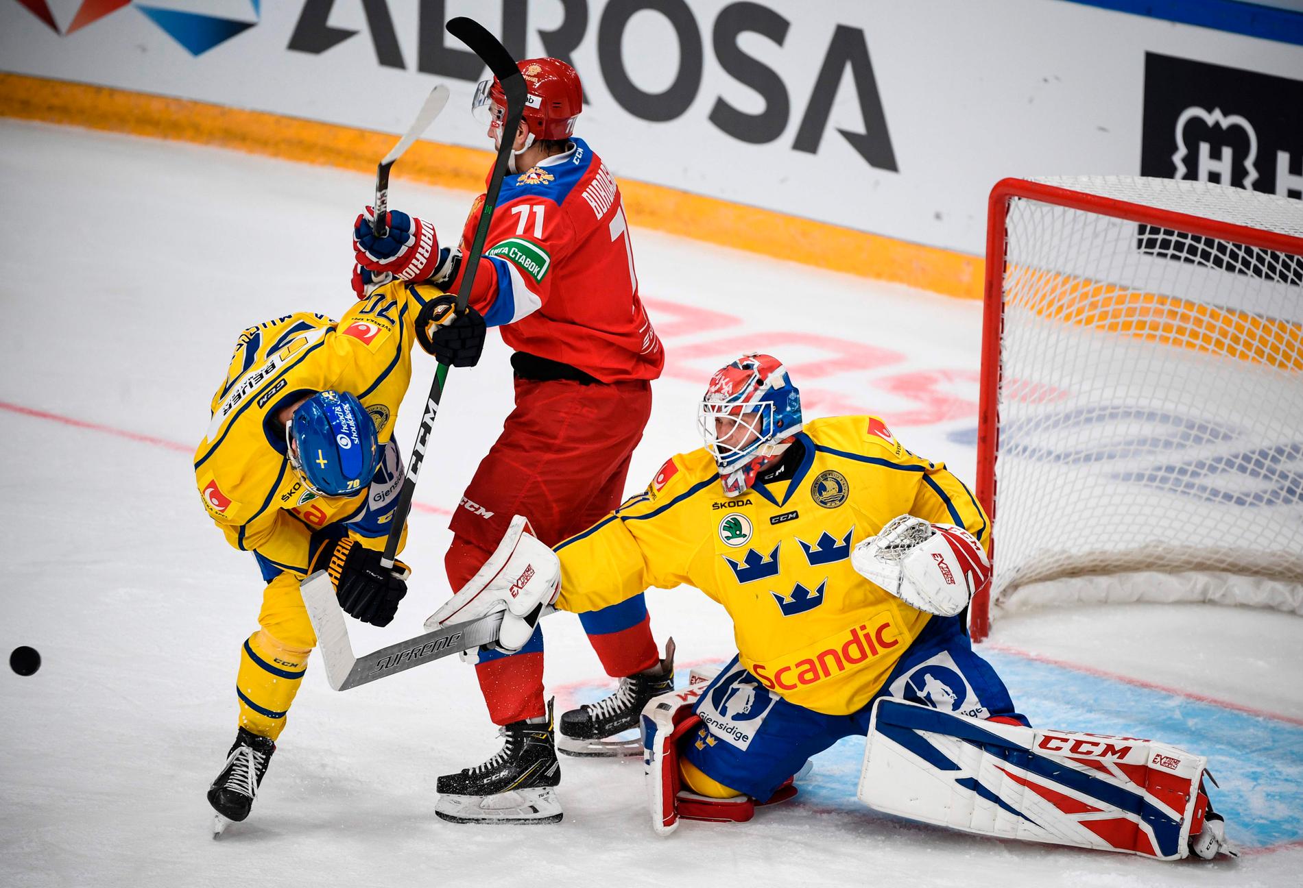 Svenske målvakten Lasse Johansson håller koll på både puck och spelare i segermatchen mot Ryssland, där han blev stor matchvinnare med 43 räddningar.