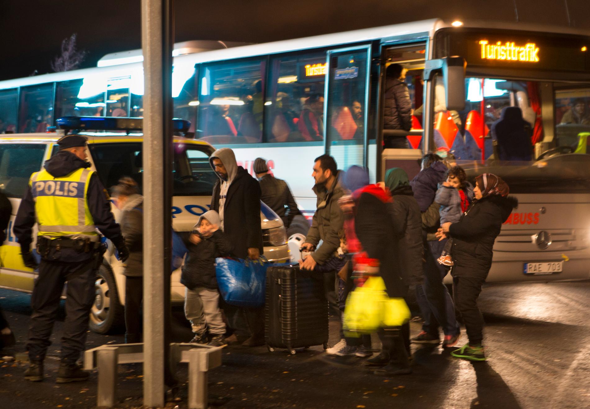 Bussar med asylsökande anlände till Malmömässan för tre år sedan. De som fått stanna har nu svårt att få tag på bostad. Arkivbild.