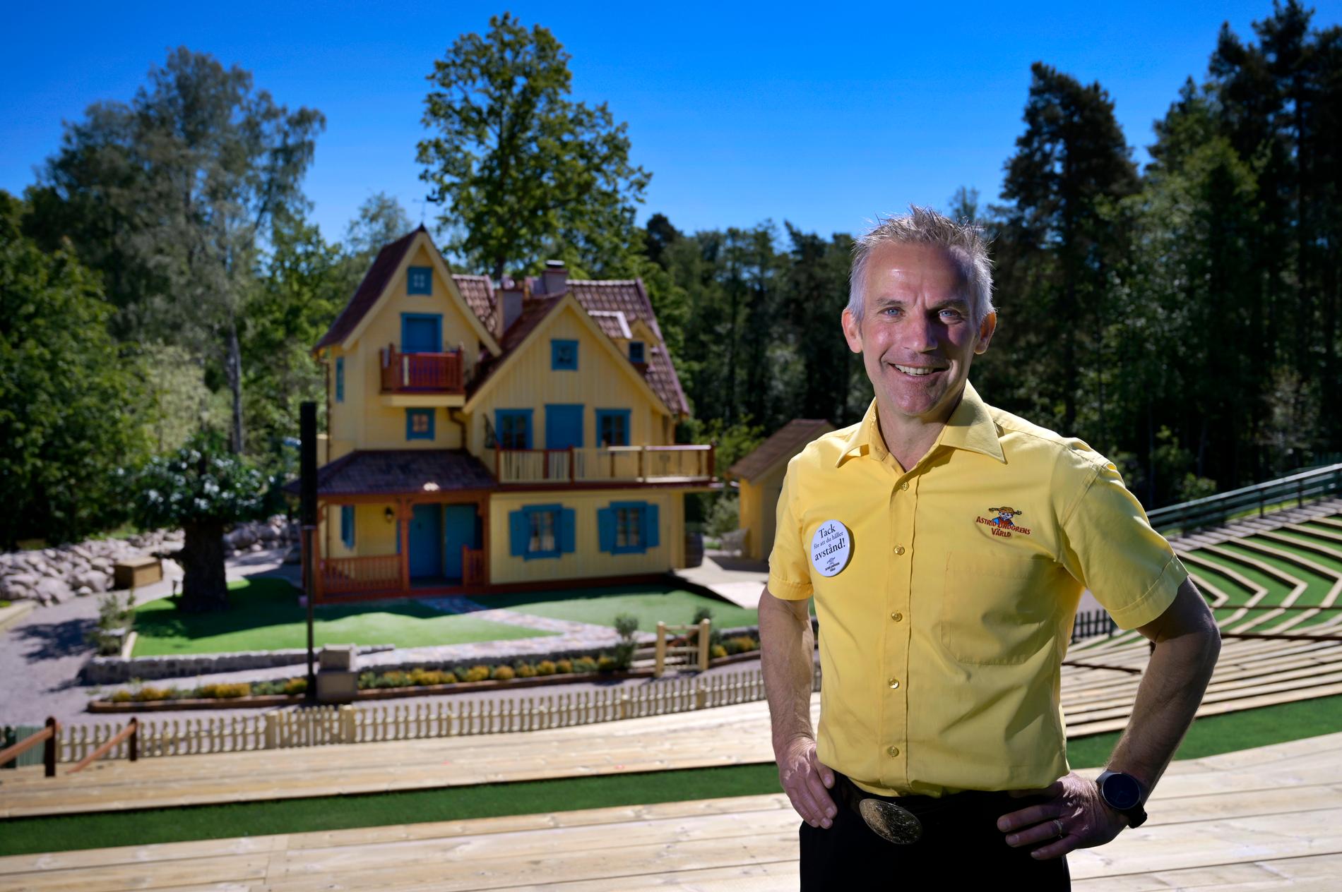 Vd:n Joacim Johansson utanför nya Villa Villekulla i temaparken Astrid Lindgrens värld. Inför premiären har man tvingats genomföra en rad restriktioner.