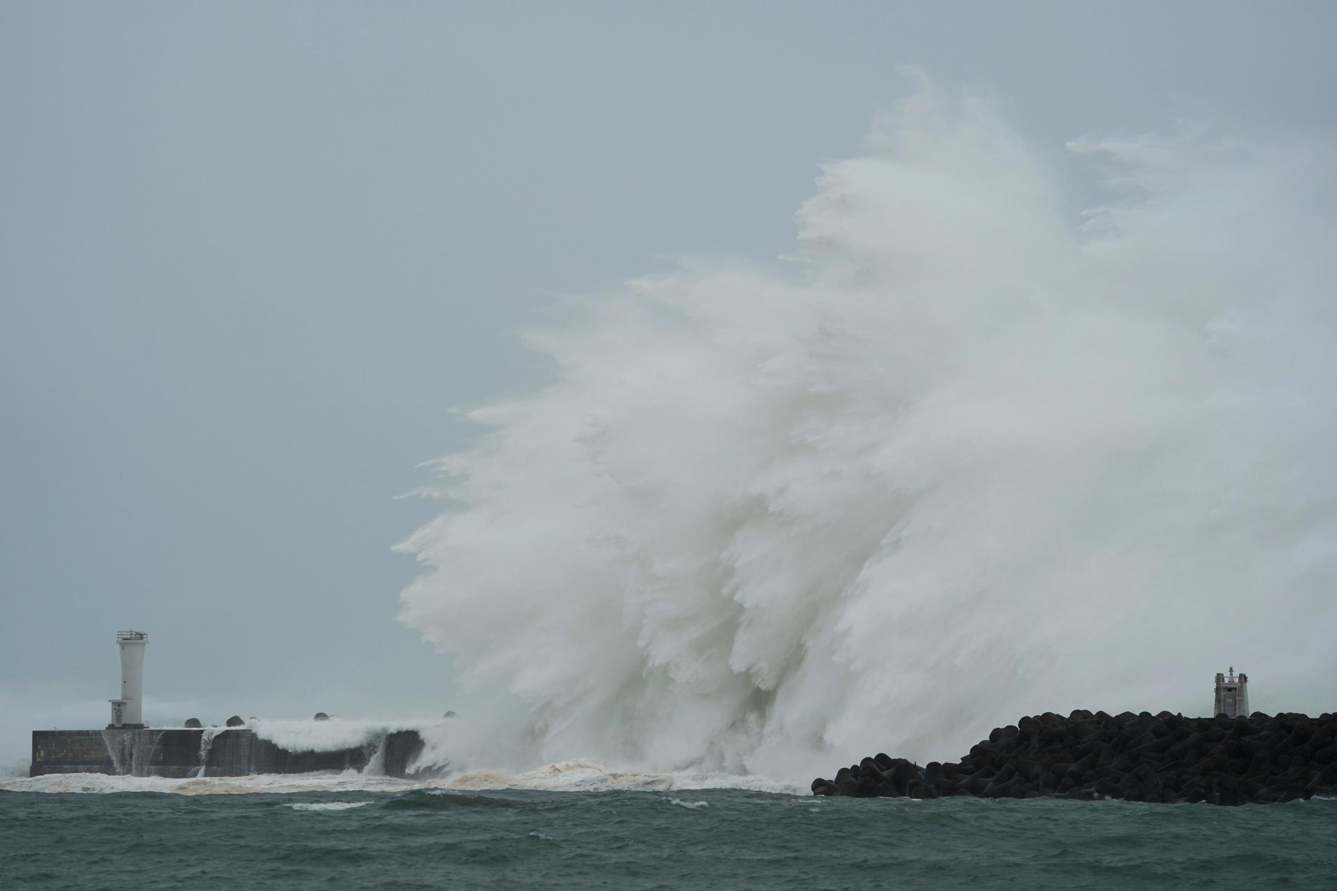 Höga vågor i Kiho i centrala Japan när tyfonen Hagibis närmar sig. 