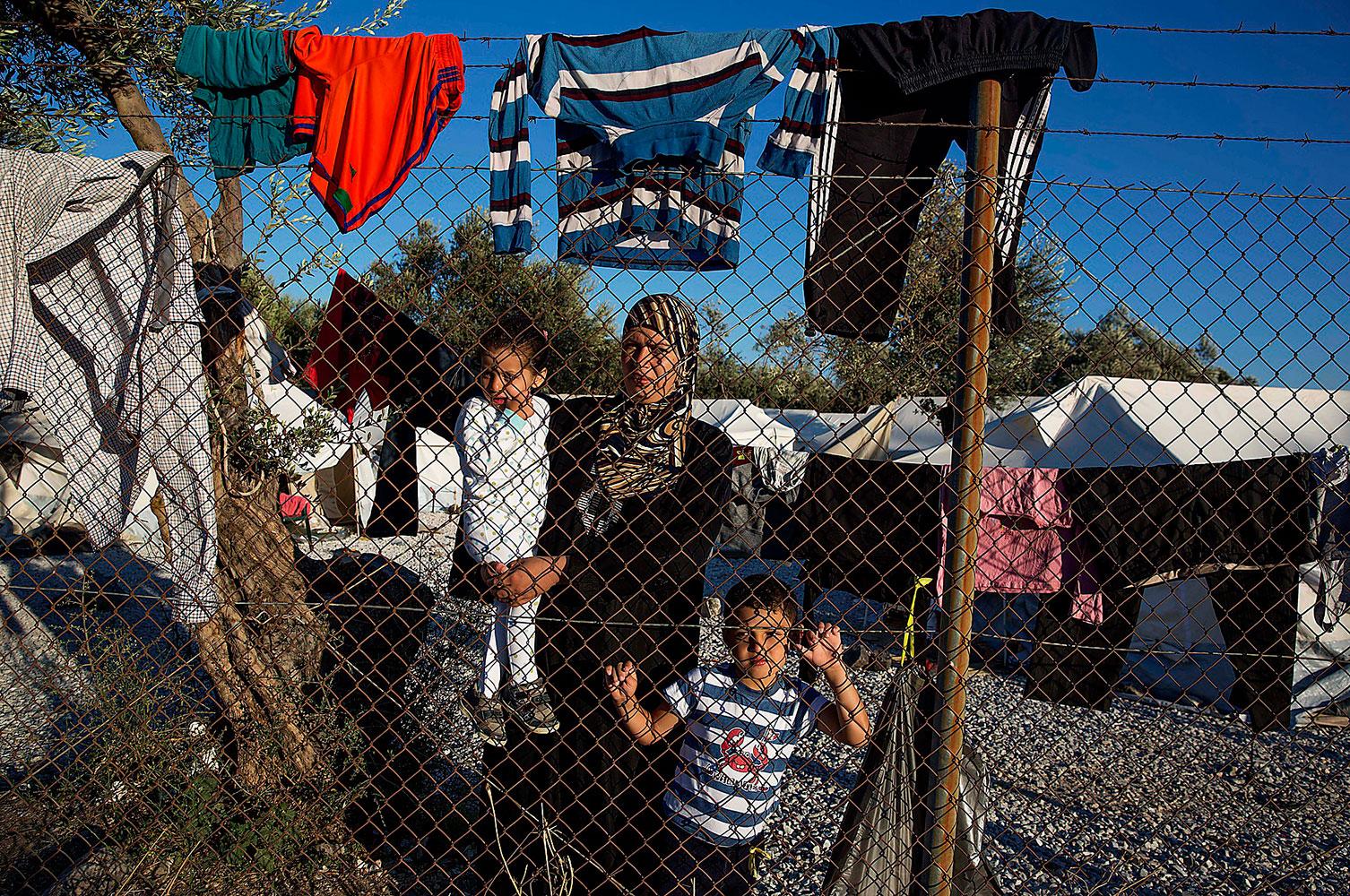 Sedan avtalet mellan EU och Turkiet trädde i kraft har både Läkare utan gränser och FN:s flyktingorgan upphört med delar av sin verksamhet på Lesbos. Det nya systemet, med fängelseliknande läger, kallas ”omänskligt”.