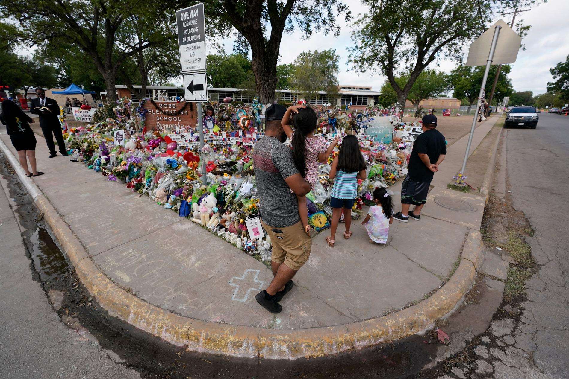 Blommor vid en minnesplats för offren i skolskjutningen i Uvalde, Texas, i maj.