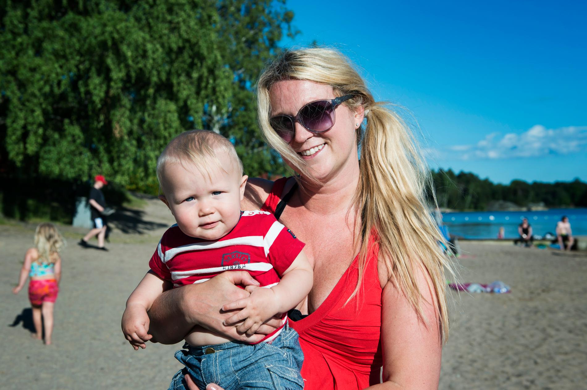Caroline Jönsson, 40, artist, med sonen Jonathan 9 månader, Stockholm: – Ja, det har jag. I Skåne förra veckan, det var ganska kallt men annars badar jag gärna.