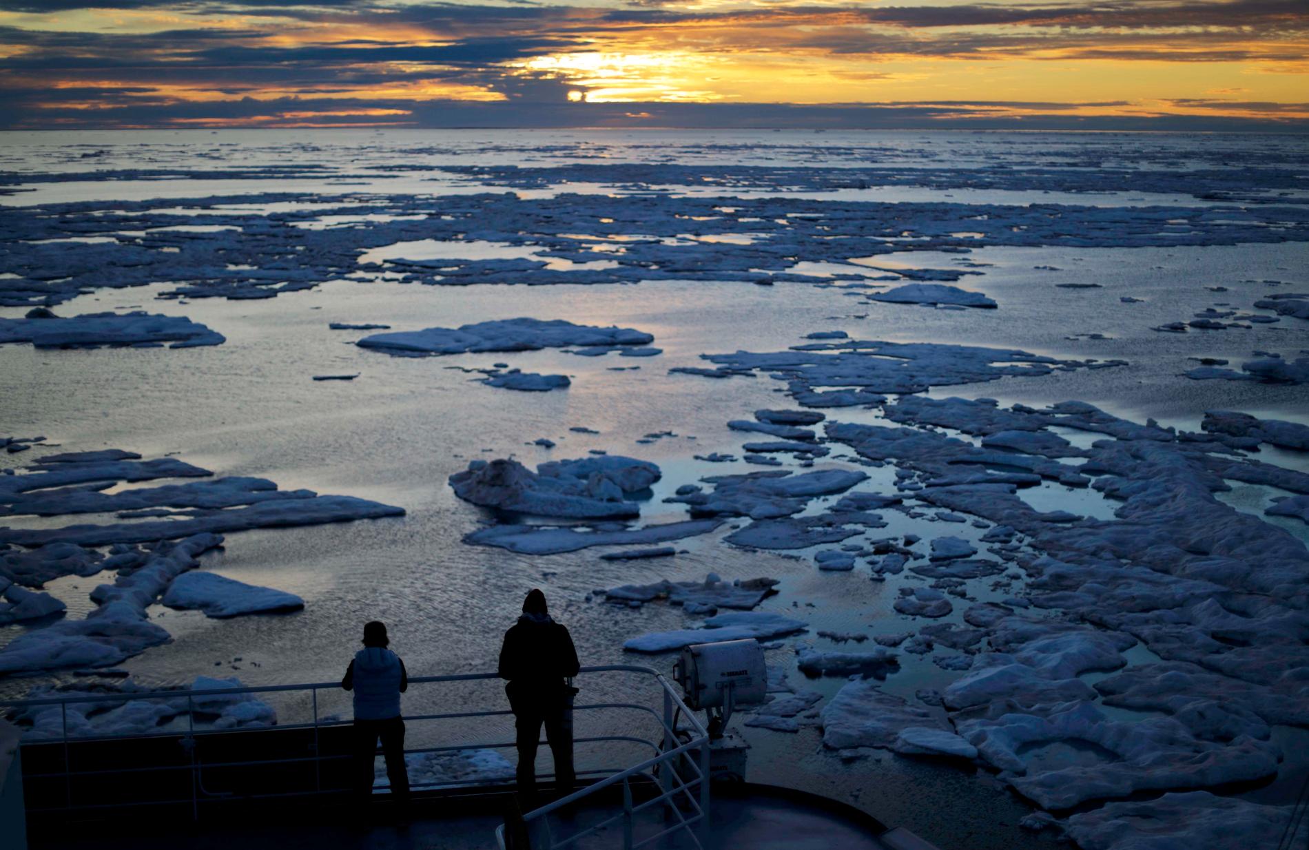 Studier visar att Arktis värms upp dubbelt eller till och med tre gånger så fort som resten av världen, vilket öppnar upp för nya fartygsrutter – men också många problem.