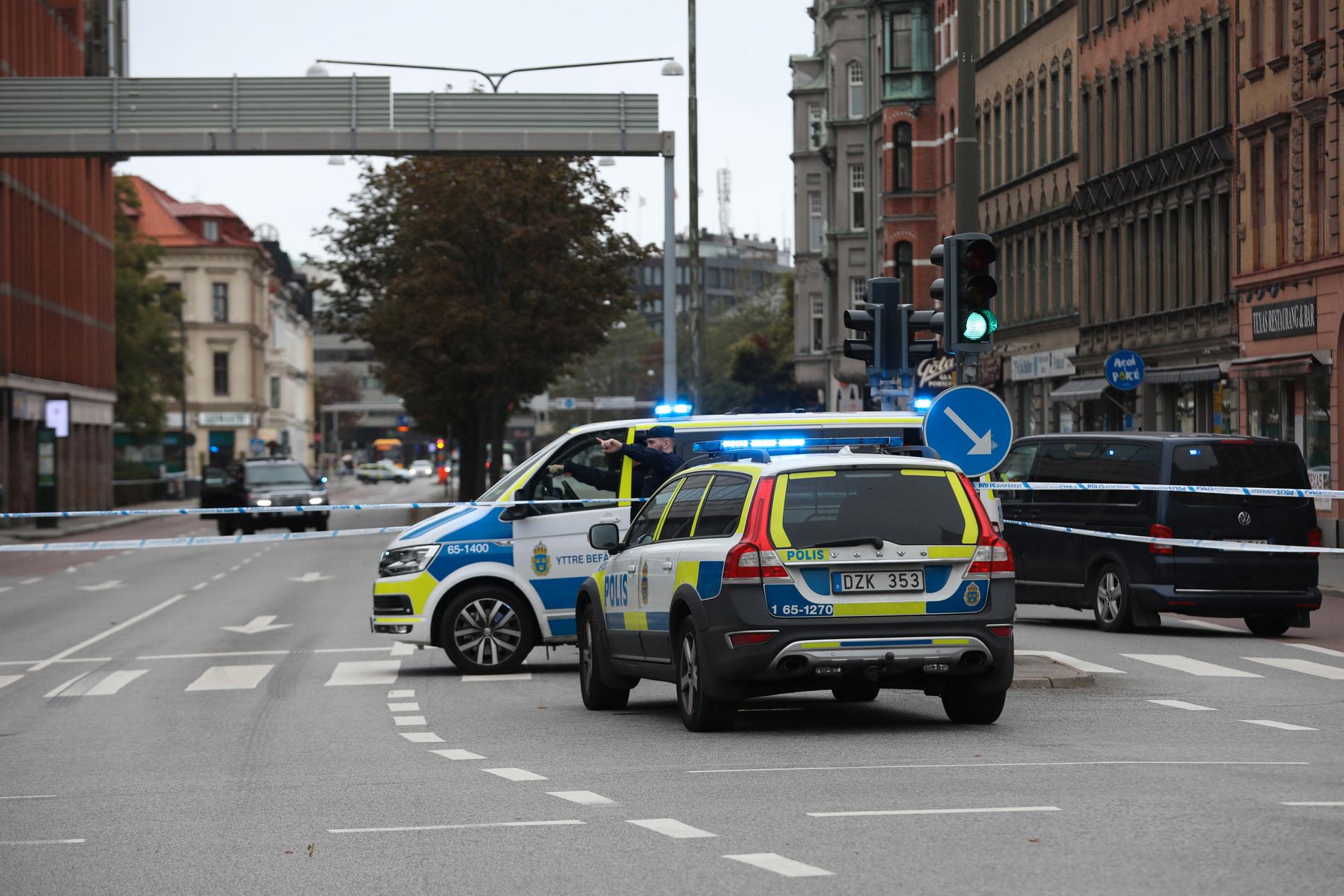 Polisen har spärrat av flera gator i Malmö.