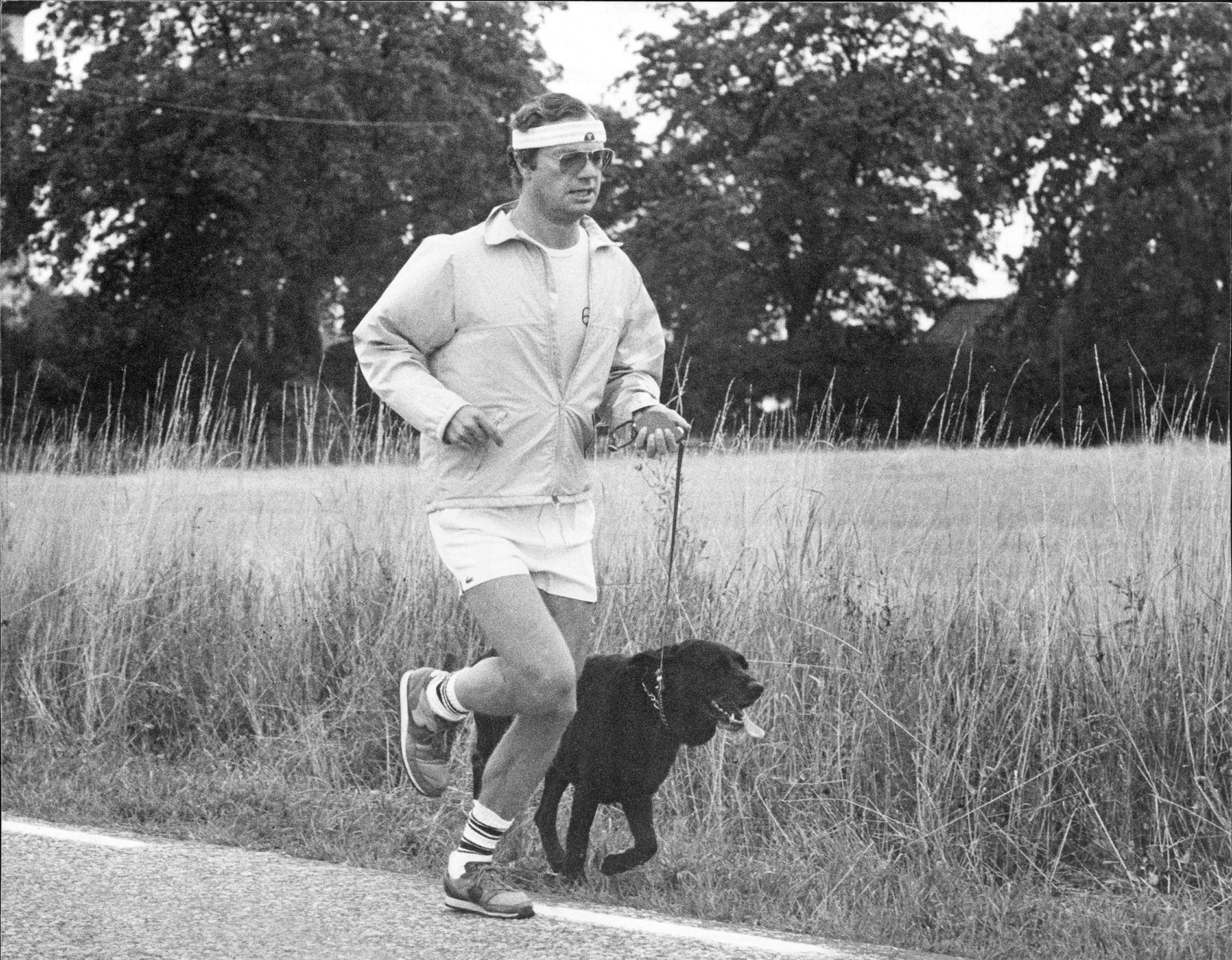 Kungen joggar med sin labrador Charlie1983.