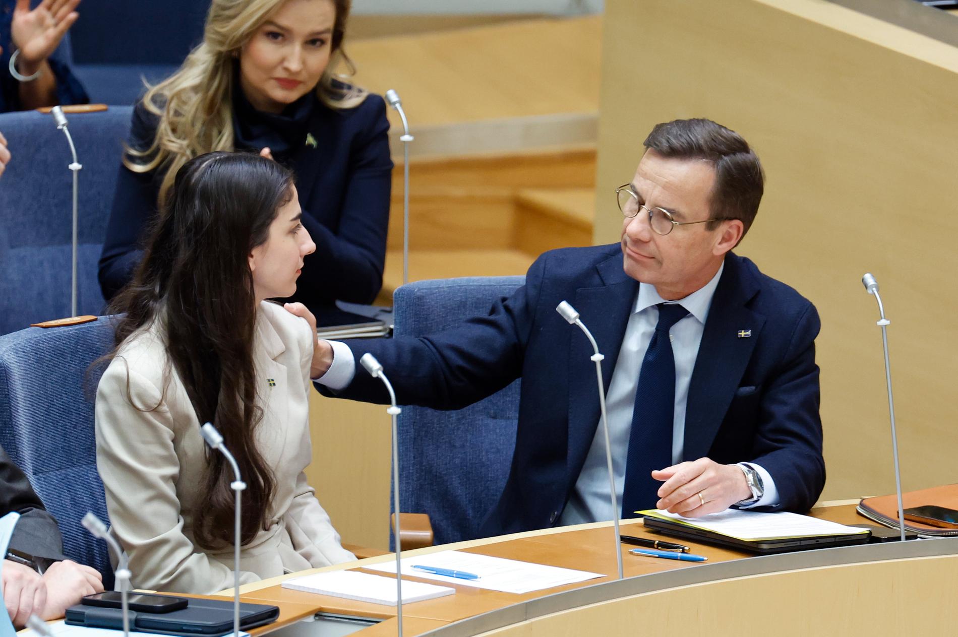 Statsminister Ulf Kristersson (M) och klimat- och miljöminister Romina Pourmokhtari (L) under dagens förtroendeomröstning i riksdagen. 