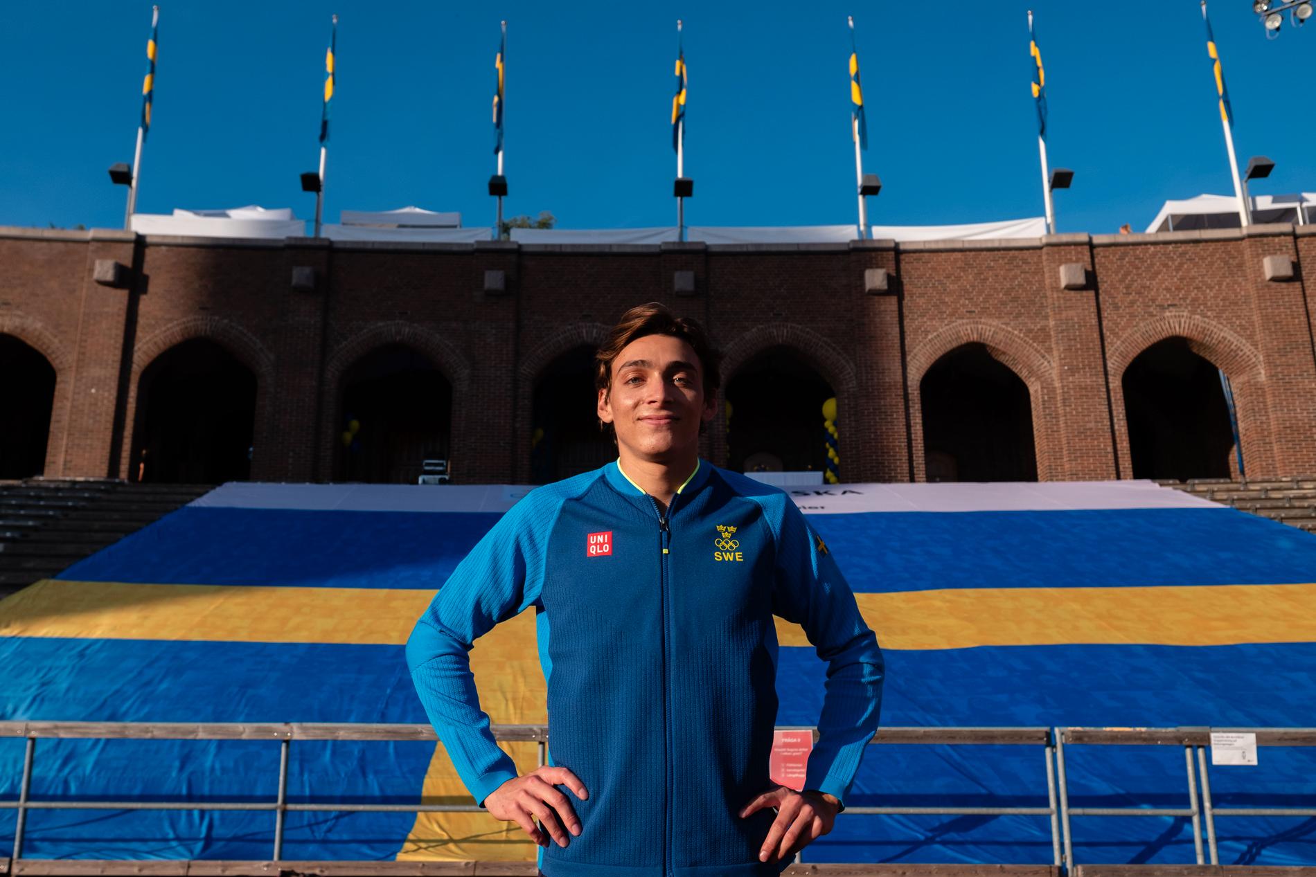 Armand Duplantis kommer till Finnkampen 2021 på Stockholms stadion men bestämmer sig först på tävlingsdagen om han ska hoppa. 