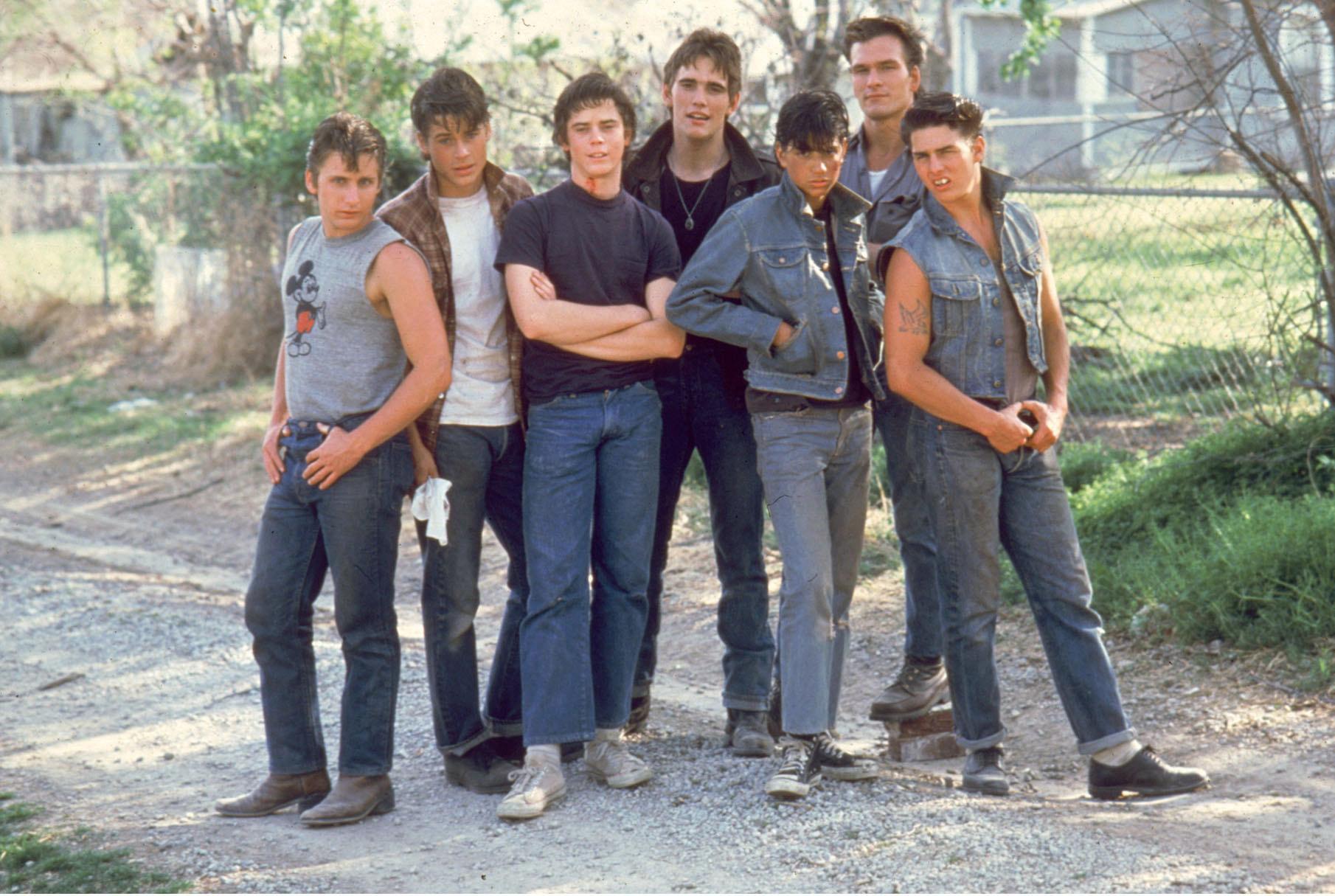 ”The Outsiders” av Francis Ford Coppola, 1983. Från vänster: Emilio Estevez, Rob Lowe, C. Thomas Howell, Matt Dillon, Ralph Macchio, Patrick Swayze och Tom Cruise.