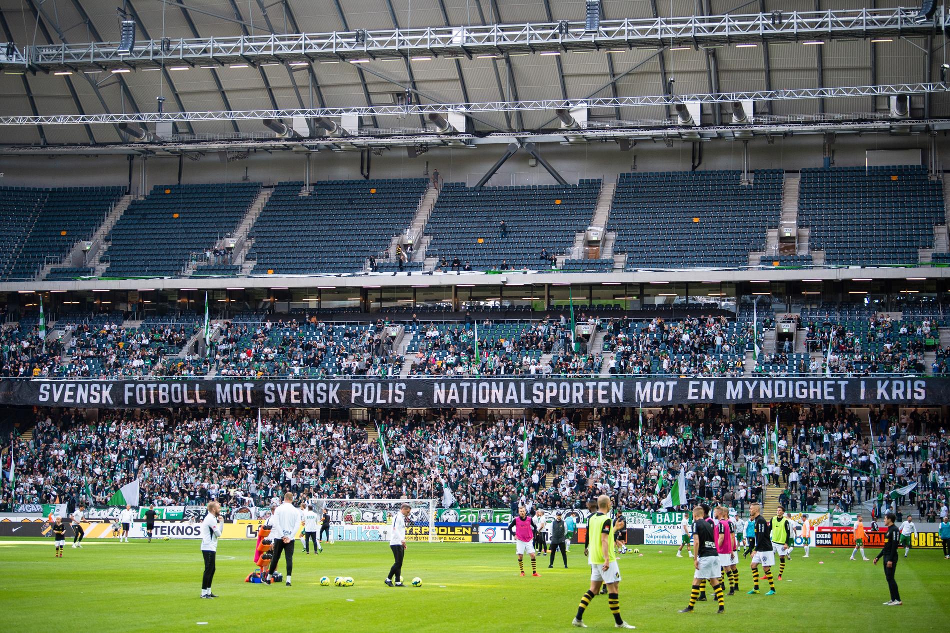 Hammarbys supportrar protesterar med en banderoll under 08-derbyt mot AIK i juni