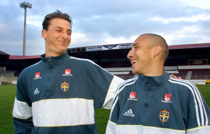 Den 17 april 2001 togs Zlatan ut i A-landslaget för första gången. Här tillsammans med Henrik Larsson inför landskampen mot Schweiz.