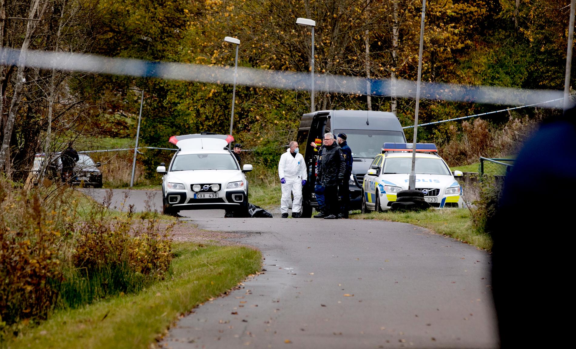 En man hittades död i ett  dike i utkanten av Göteborg.