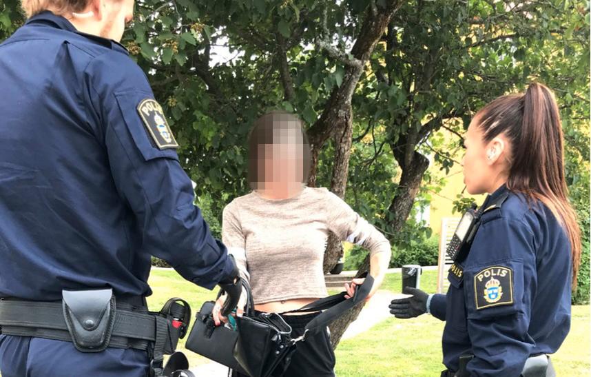 I förundersökningen finns bilder på när polisen anträffade realitystjärnan utanför sin bostad precis innan hon greps.