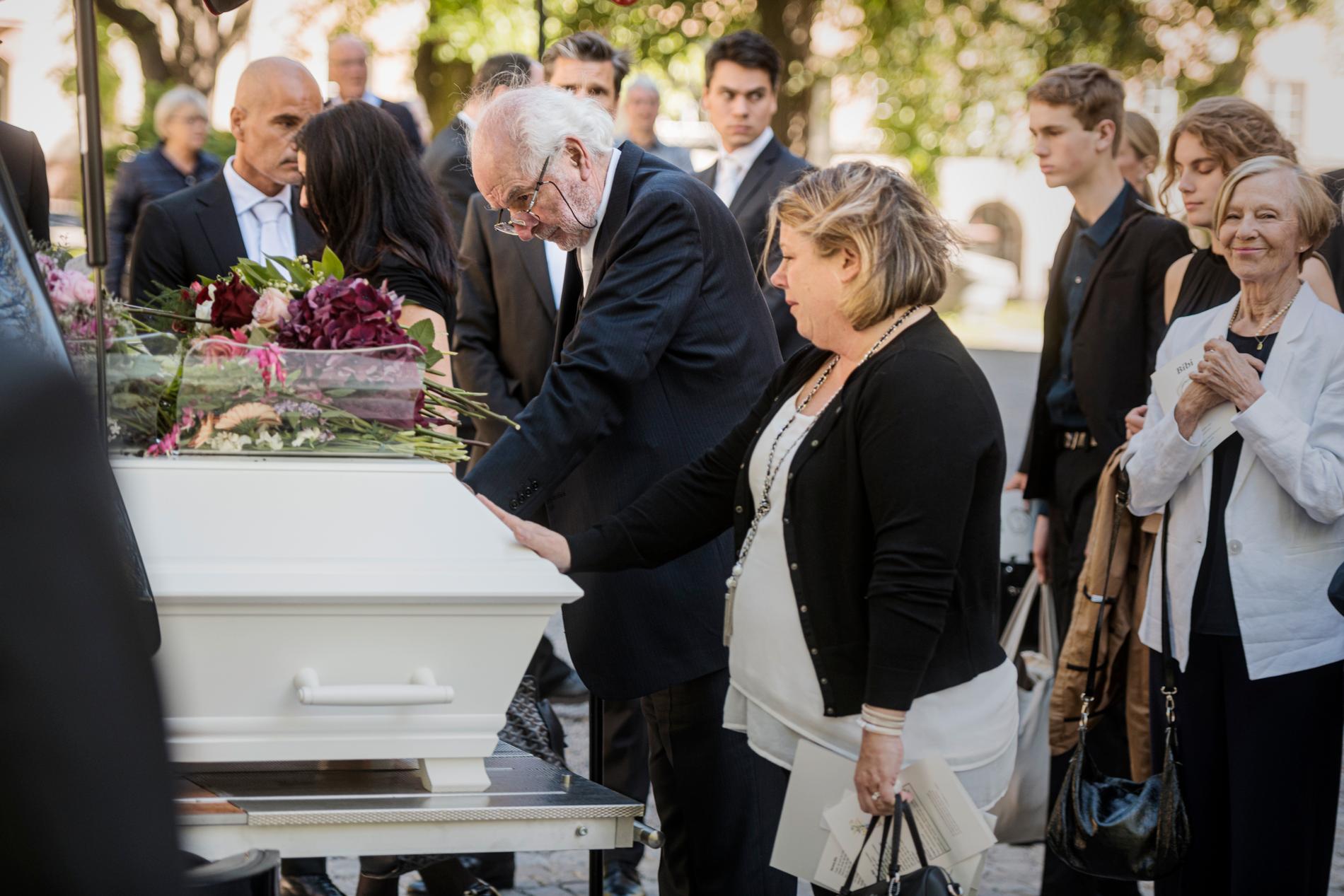 Maken Gabriel Mora Baeza och dottern Jenny Grede-Dahlstrand i sorg på Bibi Anderssons begravning.