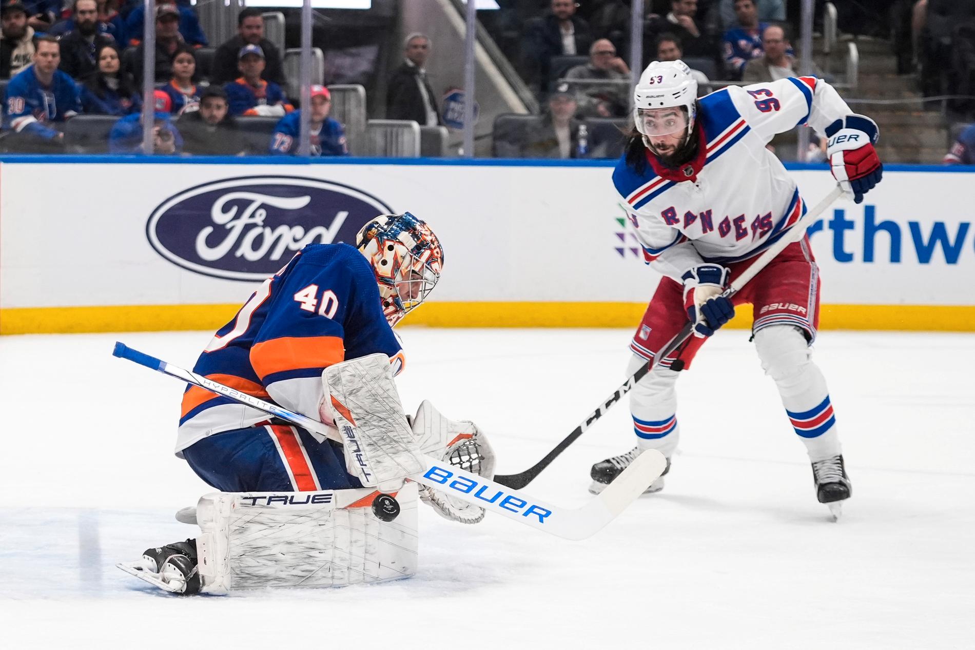 New York Rangers Mika Zibanejad skjuter på New York Islanders målvakt Semjon Varlamov, innan svensken tvingades lämna isen efter en sammanstötning.
