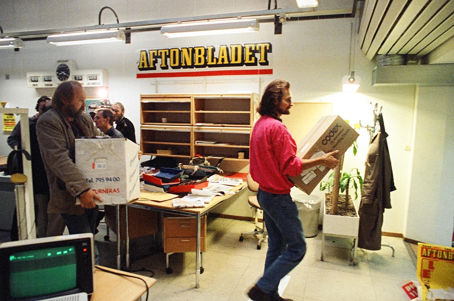 1989 Flyttlasset går – från Klara till Globen. Fotografen Peter Knopp och bildredaktören Pether Engström kånkar flyttkartonger på centralredaktionen.