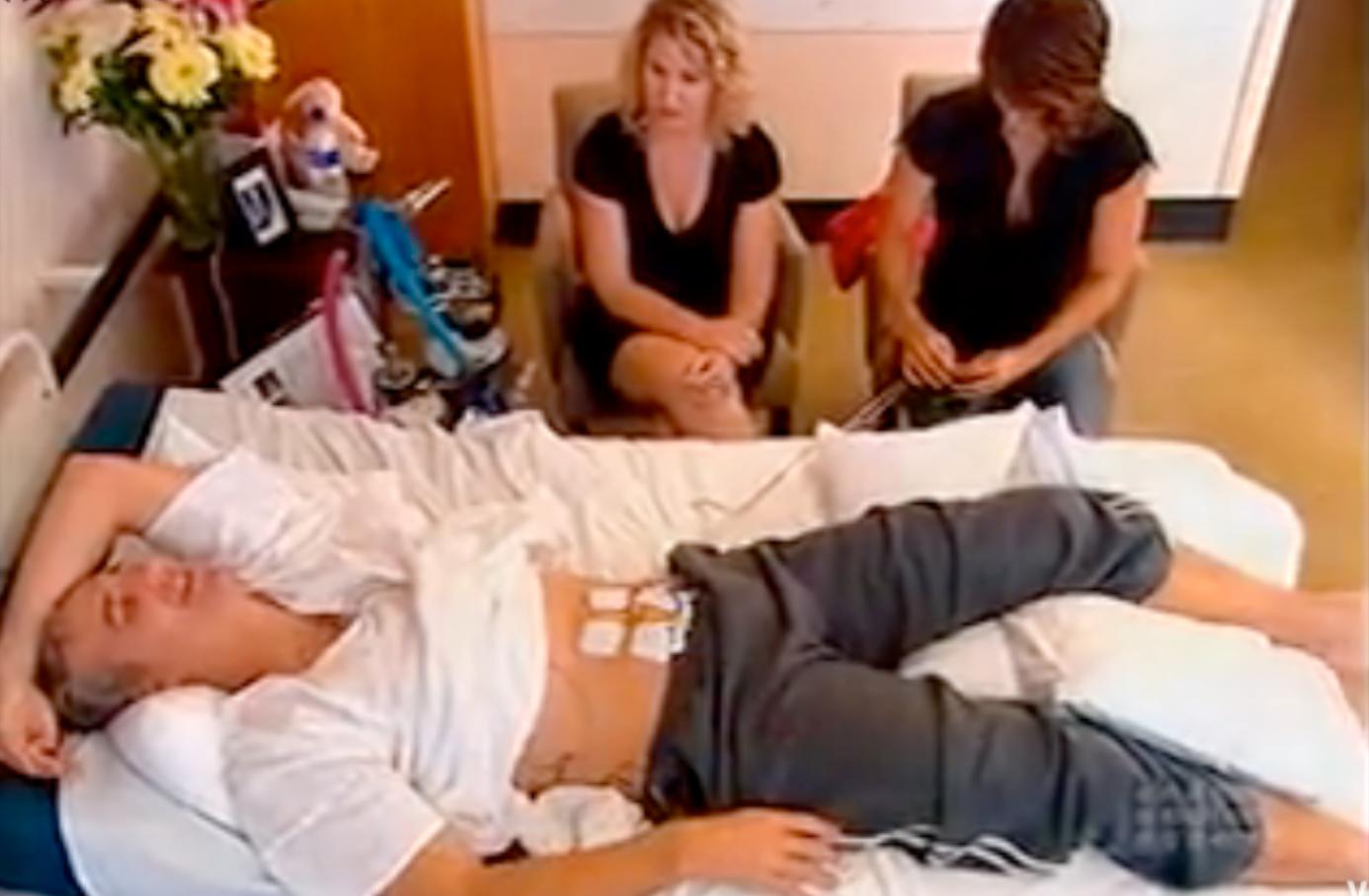 Läkaren Andrew Rochford testar förlossningsvärkar i australiensiska hälsoprogrammet ”What's Good For You”.