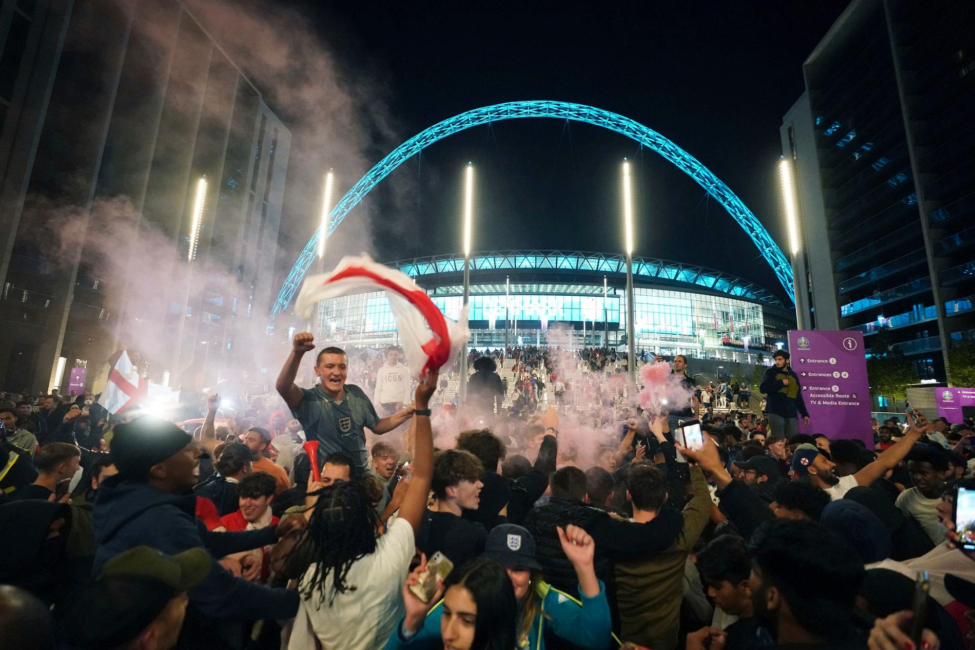 Firande vid Wembley efter segern i semifinalen mot Danmark. Arkivbild.
