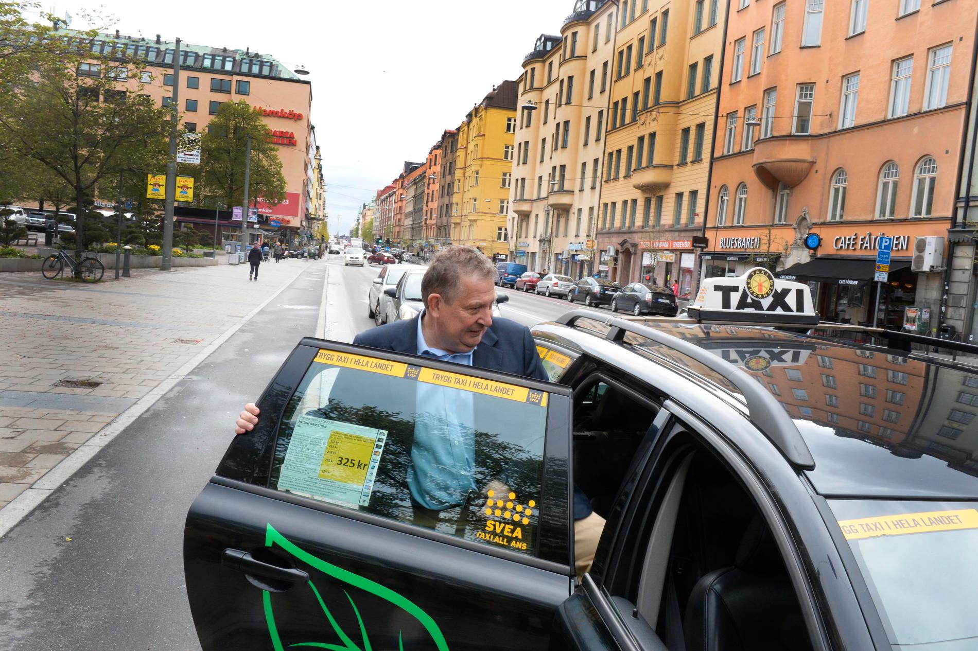 Anders Lindström kliver in i en taxi i central Stockholm i dag den 13 maj.