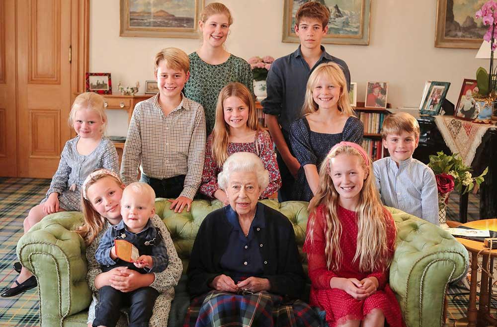 Drottning Elizabeth med sina barnbarns barn. Prins George kommer ha ett prestigefullt uppdrag under kung Charles kröning. Han är en del av kungens följe av pager. 