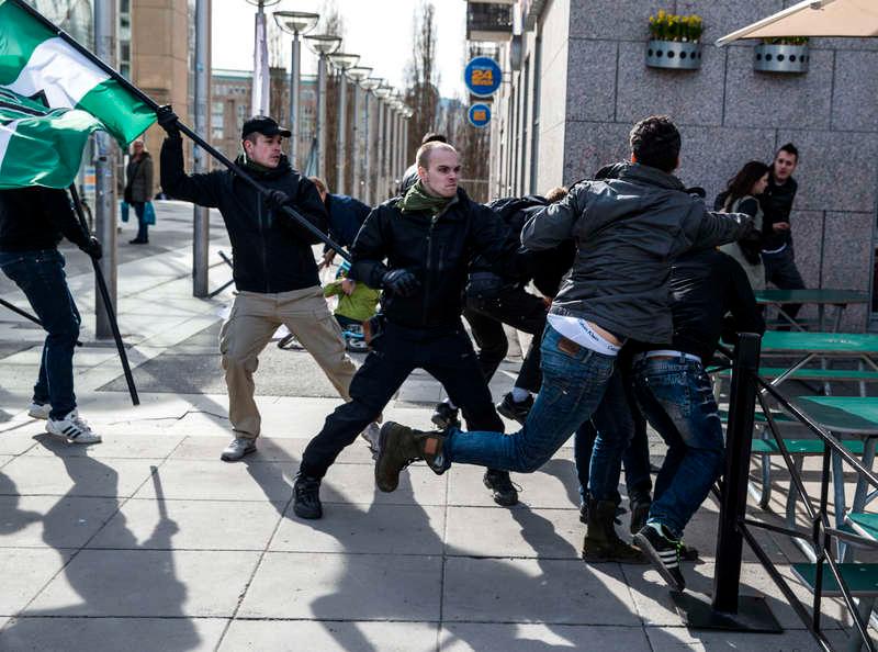 Medlemmar i den nazistiska Svenska motståndsrörelsen attackerar motdemonstranter vid en olaglig demonstration i Stockholm i april.