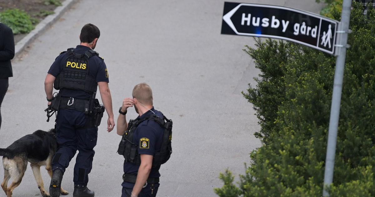 En man i 30-årsåldern dog efter skottlossningen i Husby centrum.