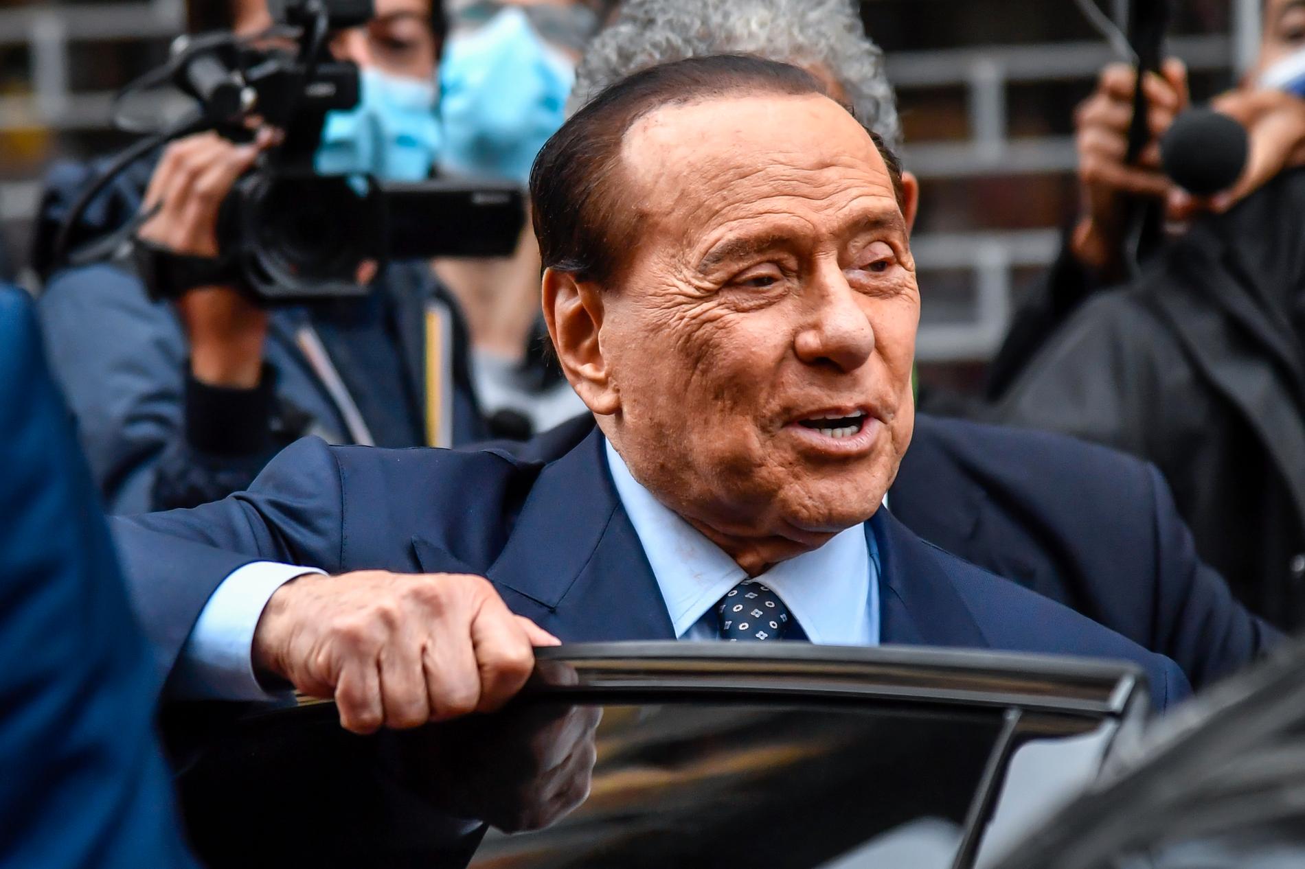 Silvio Berlusconi, här vid borgmästarvalet i Milano i början av oktober. Arkivbild.