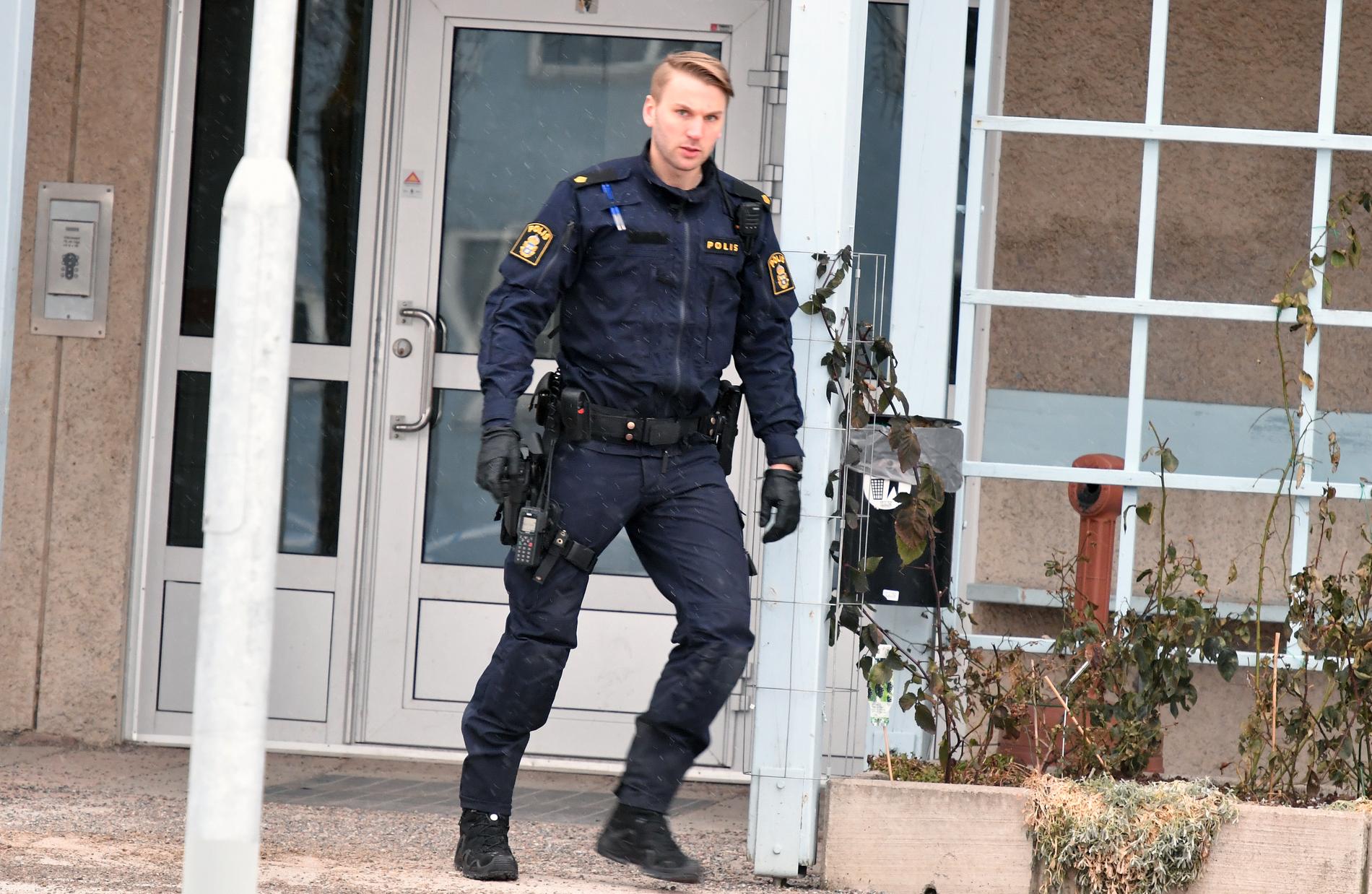 Polis på plats efter att en man har blivit knivhuggen i bröstet i Tumba söder om Stockholm.  
