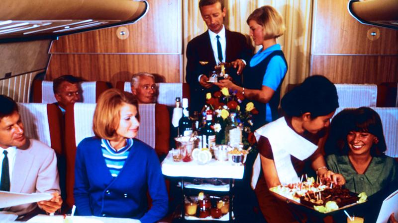 Passagerarna bjuds på drinkar på flight till Asien, 1960-tal.