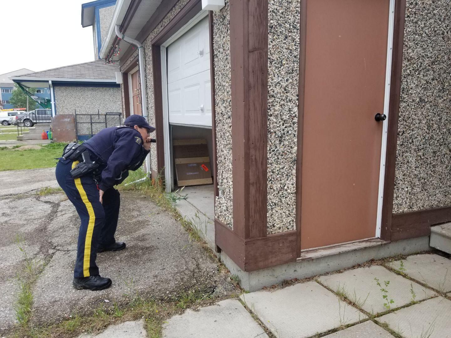 En polis söker igenom en byggnad i jakten på de misstänkta trippelmördarna.