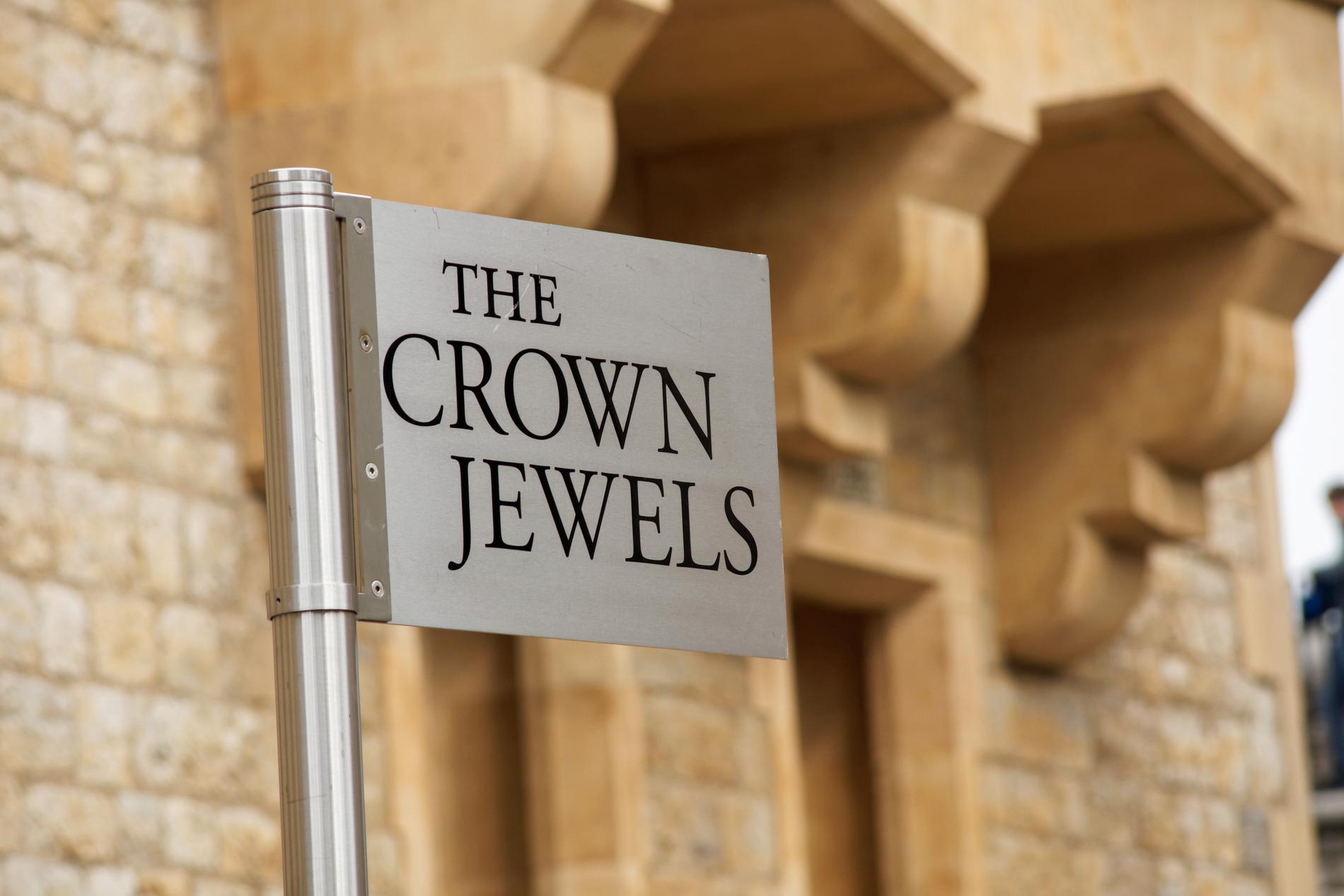 På Jewel House i Tower of London finns kungafamiljens juveler. 