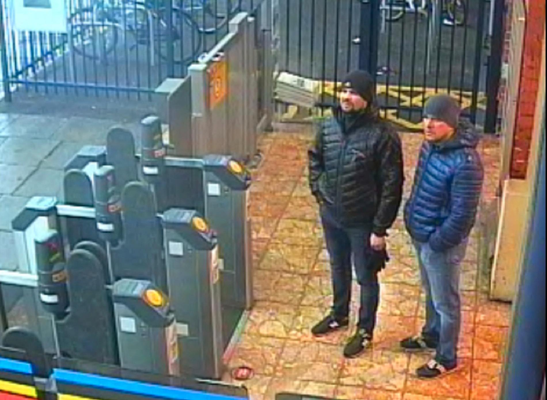 Ruslan Bosjirov och Alexander Petrov på järnvägsstationen i Salisbury. Bilden är från en övervakningskamera.