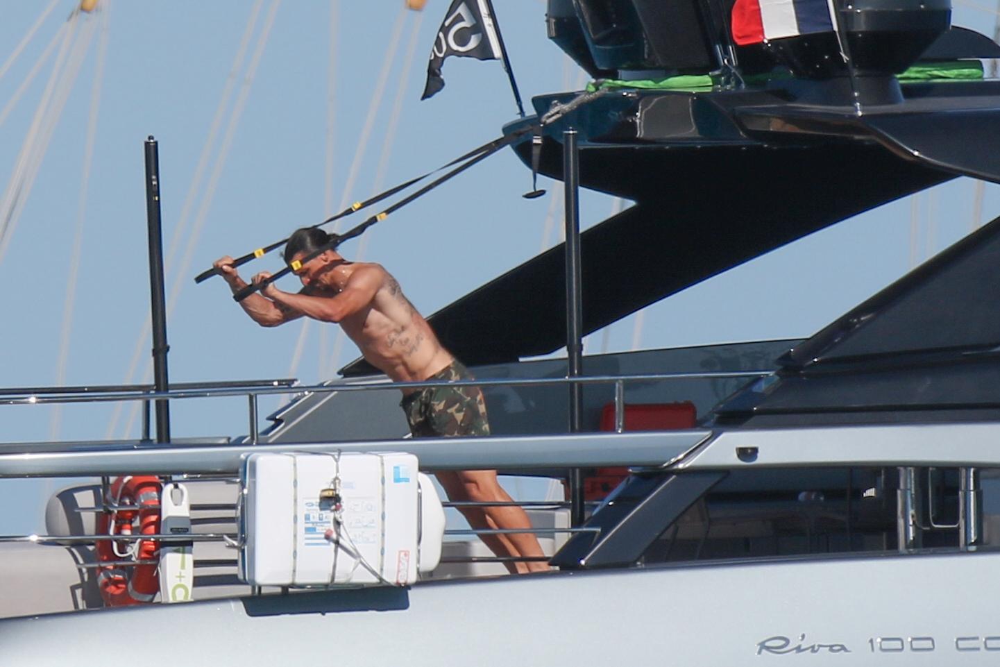 Zlatan tränar på båten.