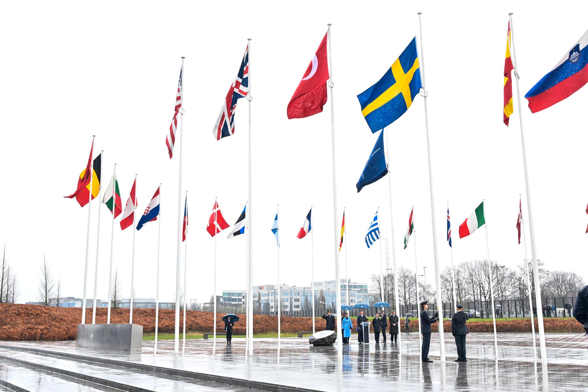 Sveriges flagga hissas på Natos högkvarter i Bryssel.