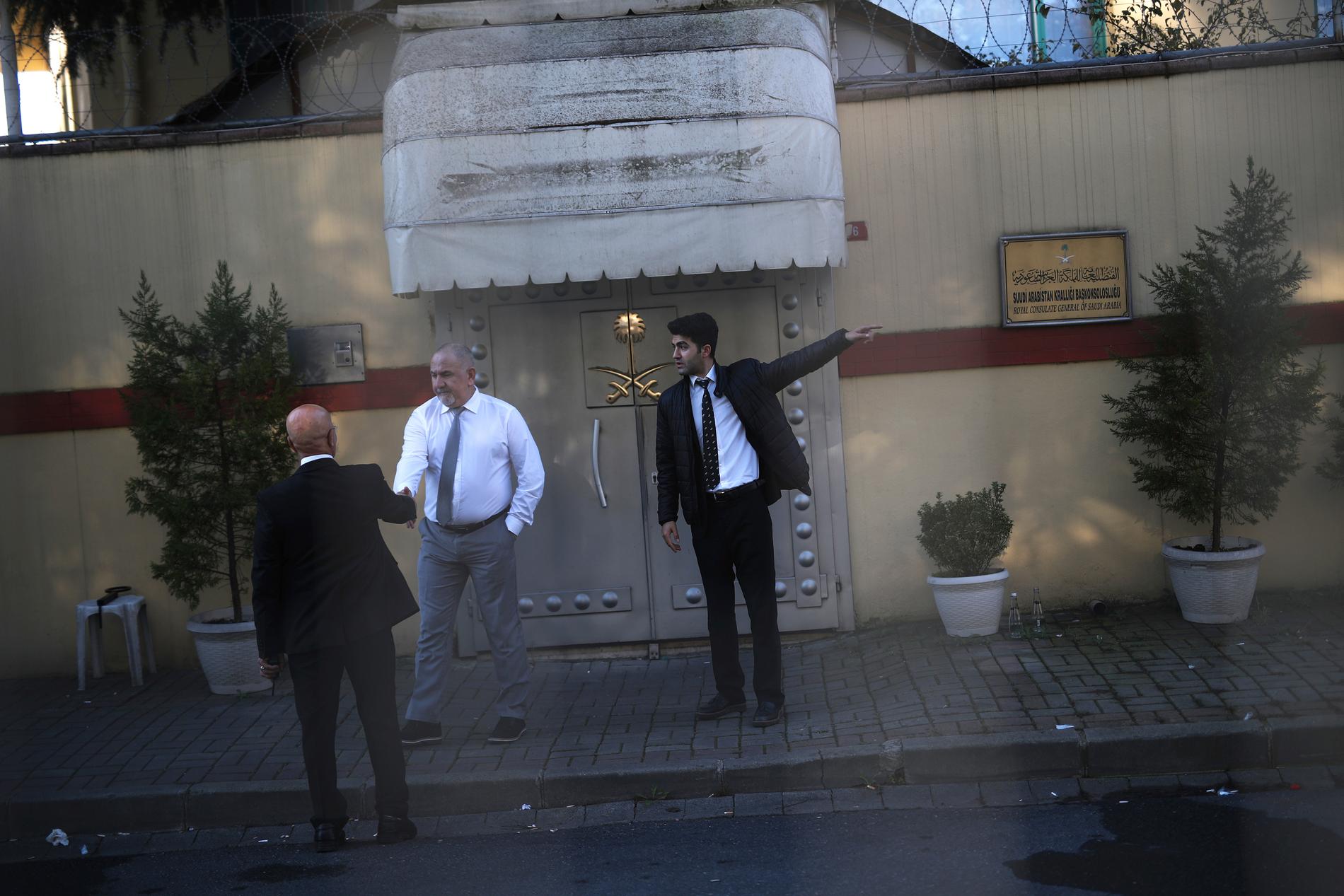 Säkerhetsvakter bevakar entrén till Saudiarabiens konsulat i Istanbul efter den nattliga räden som turkisk polis gjort.