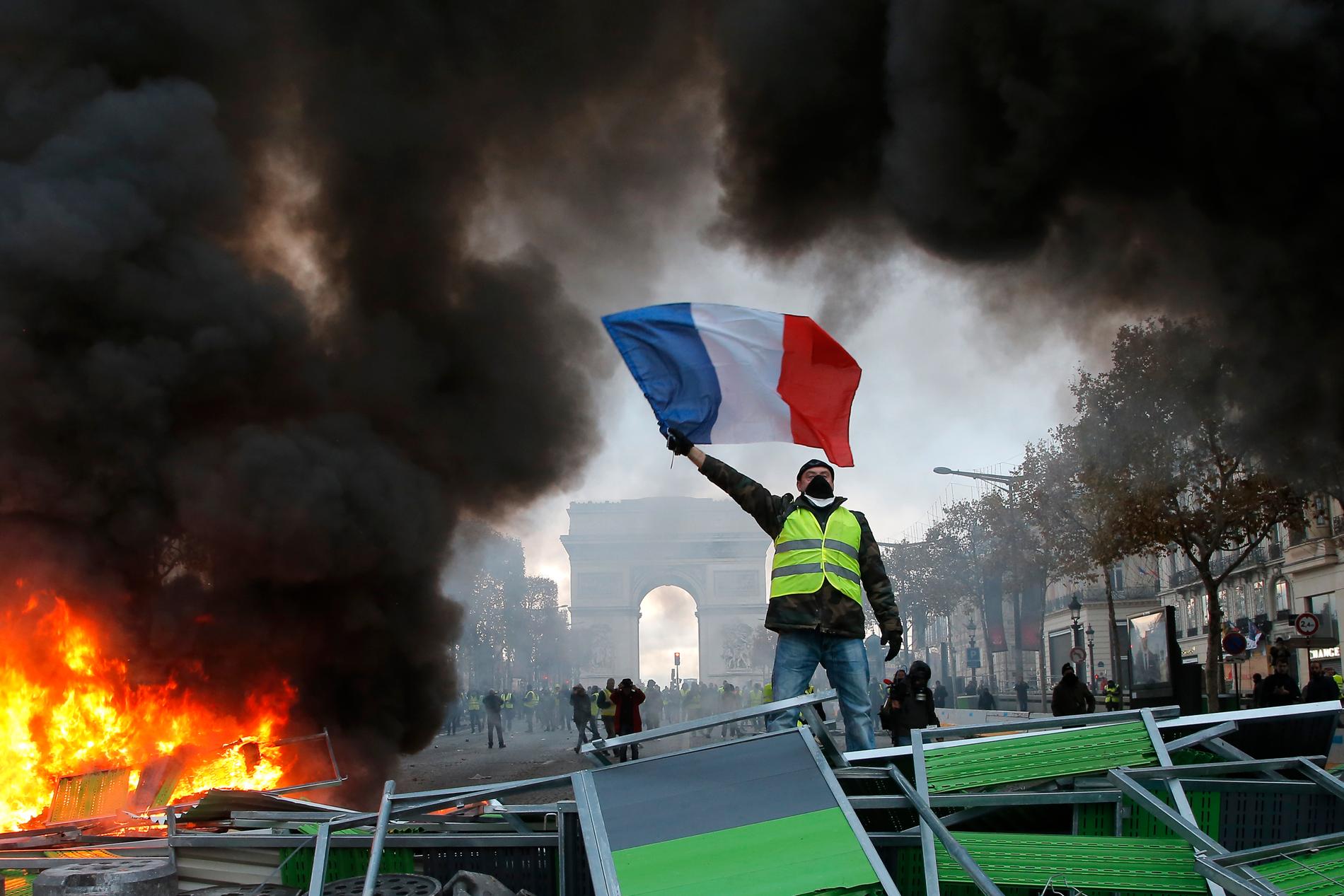 Flera personer skadades under gårdagens protester i bland annat Paris.