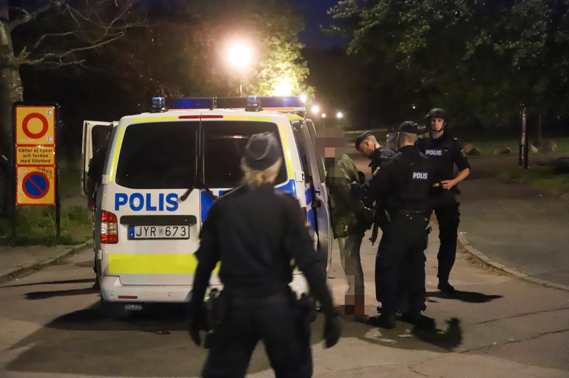 En man grips av polis i anslutning till Slottsskogen i Göteborg. 