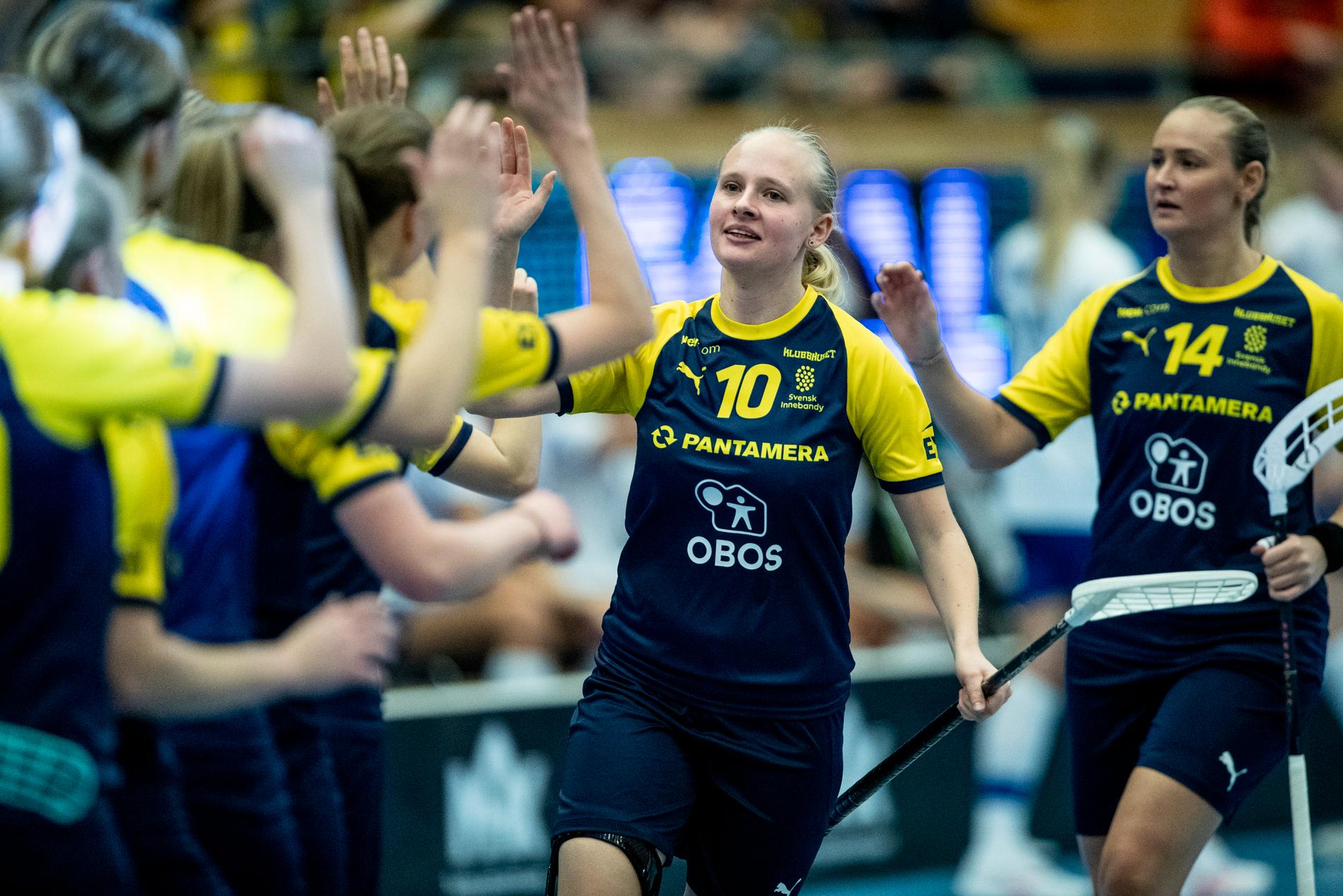 Sveriges Cajsa Elm jublar efter 9-3 under tisdagens gruppspelsmatch i innebandy-VM mellan Finland och Sverige.