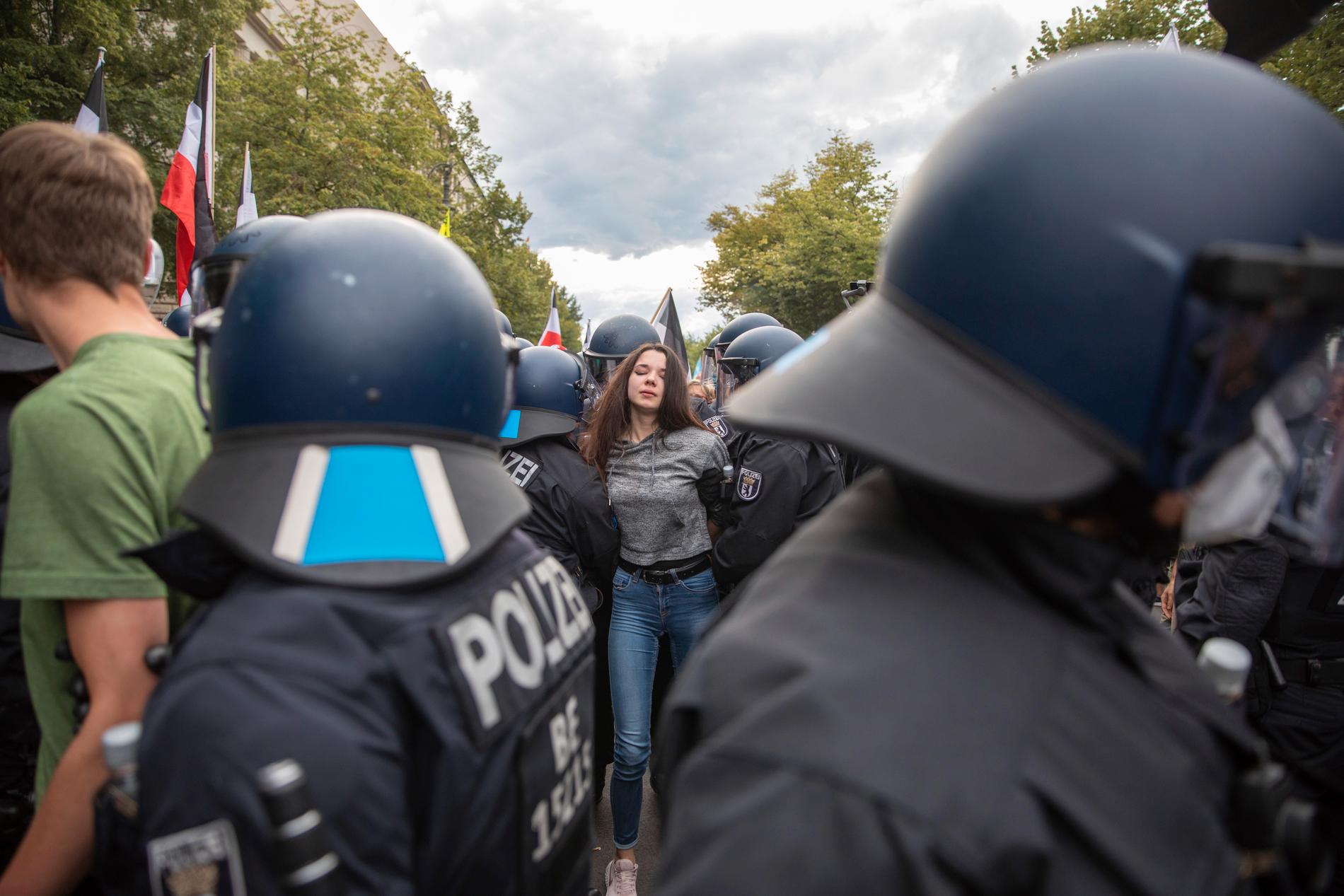 I Tyskland har man de senaste dagarna demonstrerat mot landets coronastrategi. Polisen fick ingripa när demonstranterna inte kunde hålla avstånd.