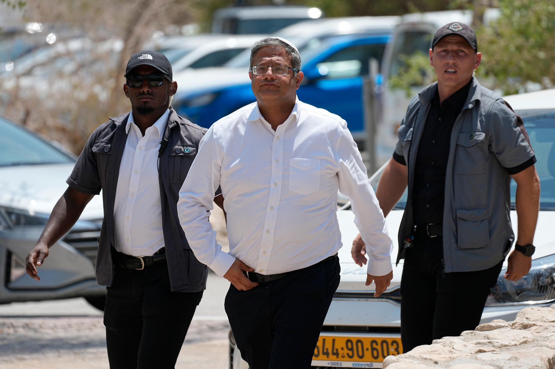 Israels säkerhetsminister Itamar Ben-Gvir, i bildens mitt, under ett besök invid Döda havet i augusti 2023.