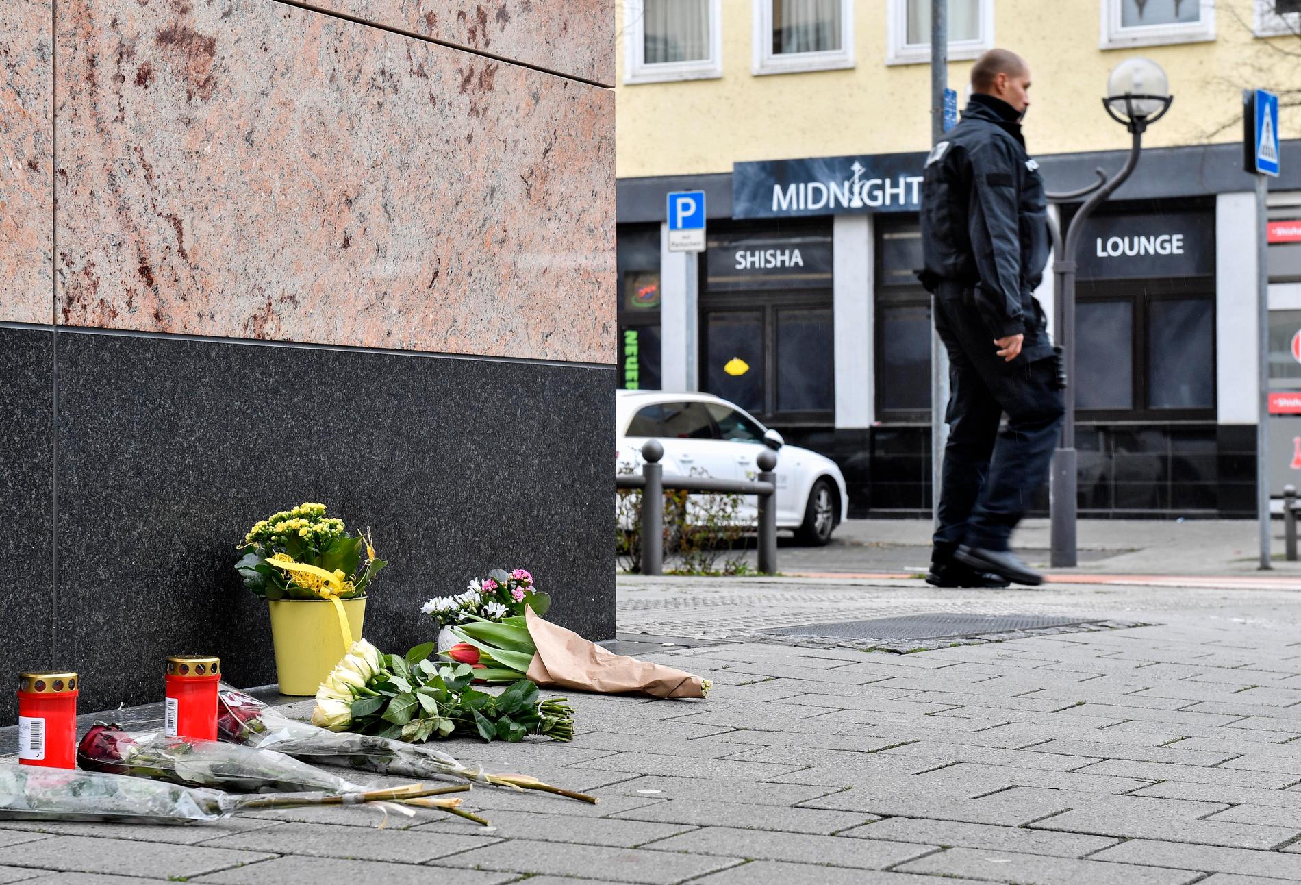 Blommor framför en av de platser där flera personer sköts ihjäl i Hanau i Tyskland.