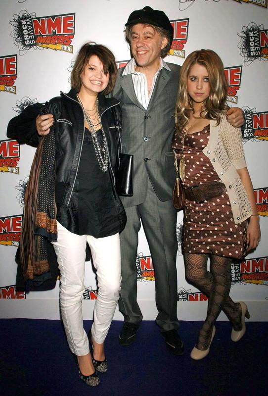 Peaches, till höger, med pappa Bob Geldof och systern Pixie när de anländer till NME Awards tillsammans 2006. Foto