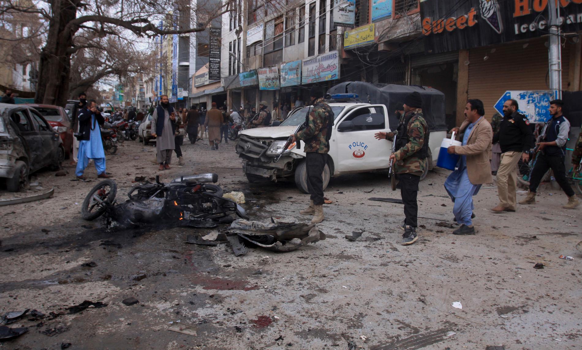 Pakistansk polis vid platsen för bombdådet på måndagen.
